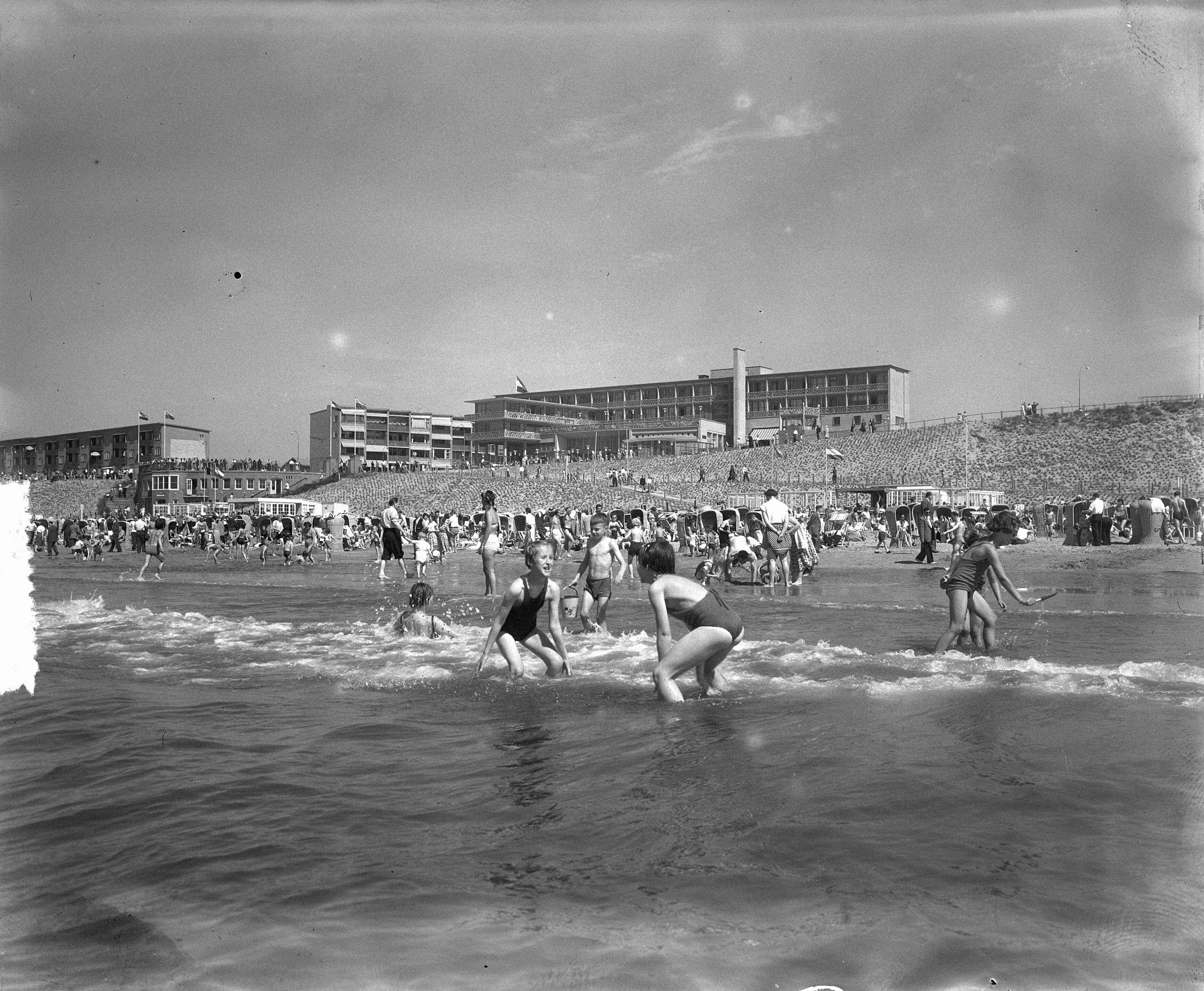 Fotocollectie Anefo — Pinksterdrukte op Zandvoort — Foto: Pot, Harry / Anefo. Licentie: Set B: Rechtenvrij / Publiek Domein. Bron: Nationaal Archief. http://hdl.handle.net/10648/a90c8a9e-d0b4-102d-bcf8-003048976d84