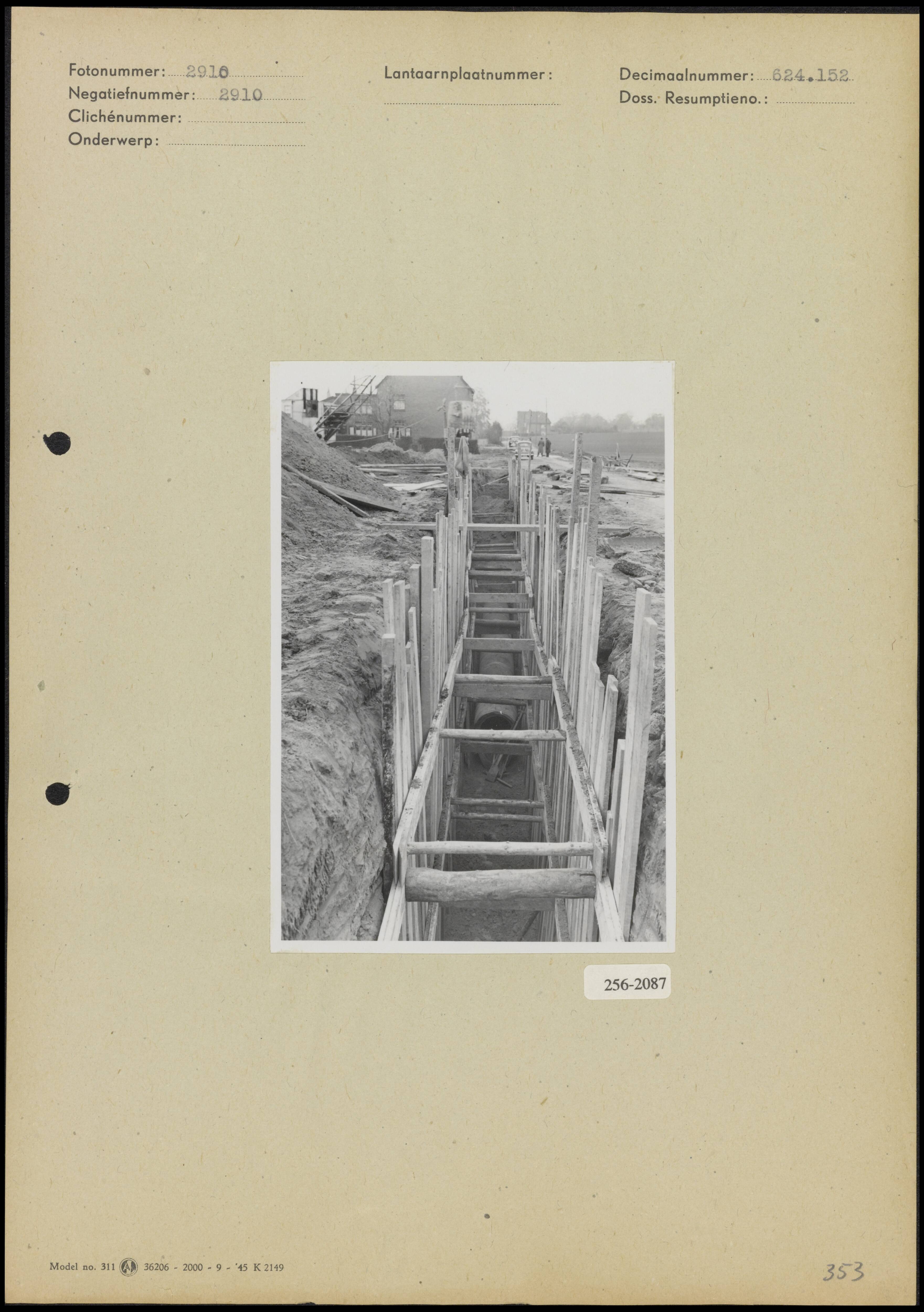 Riolering Amstenrade — Aanleg riolering, vermoedelijk te Amstenrade — Foto: Onbekend / Publiek Domein of Rechtenvrij. Licentie: Set B: Rechtenvrij / Publiek Domein. Bron: Nationaal Archief. http://hdl.handle.net/10648/afc5097e-d0b4-102d-bcf8-003048976d84