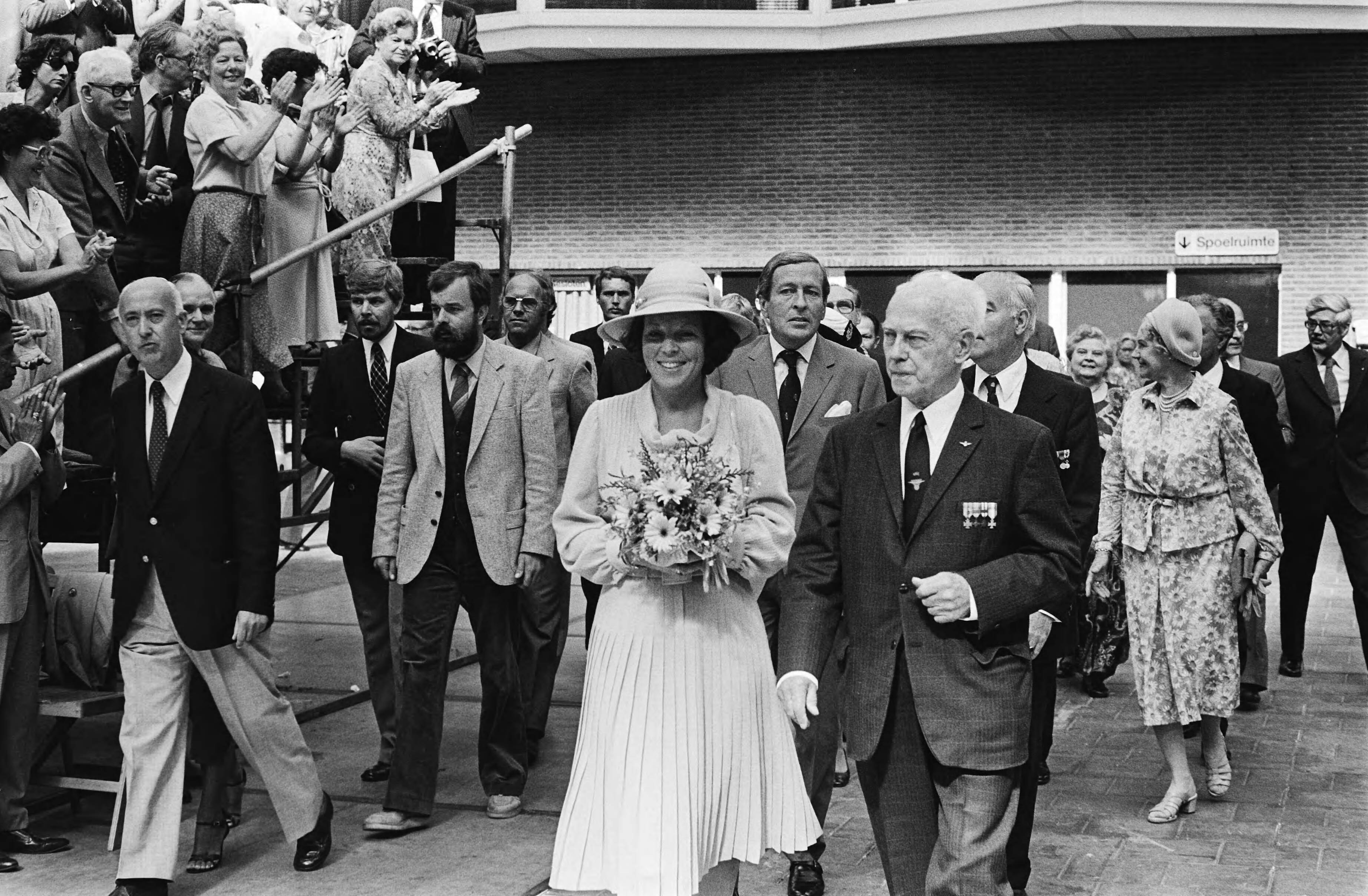 Hare Majesteit woont oorlogscongres te Utrecht bij — Jaarbeurs|koninginnen |congressen |oorlogen|Beatrix, koningin|Utrecht — Foto: Bogaerts, Rob / Anefo. Licentie: Set B: Rechtenvrij / Publiek Domein. Bron: Nationaal Archief. http://hdl.handle.net/10648/ace5c39c-d0b4-102d-bcf8-003048976d84