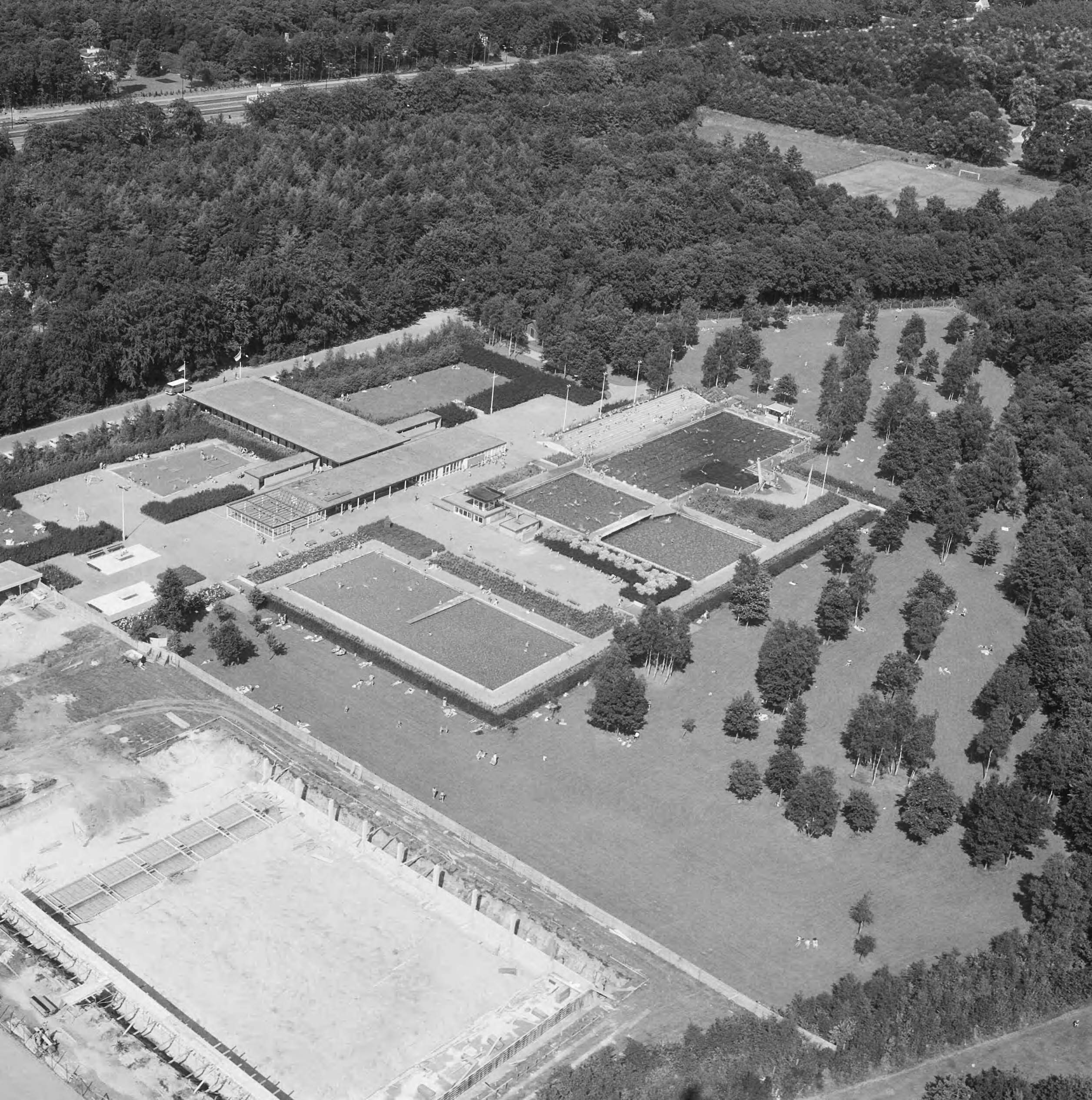 Fotocollectie Nederlandse Heidemaatschappij — Luchtopname. Openluchtzwembad te Soest — Foto: Fotograaf Onbekend / Heidemij. Licentie: Set B: Rechtenvrij / Publiek Domein. Bron: Nationaal Archief. http://hdl.handle.net/10648/ae4fcb7e-d0b4-102d-bcf8-003048976d84