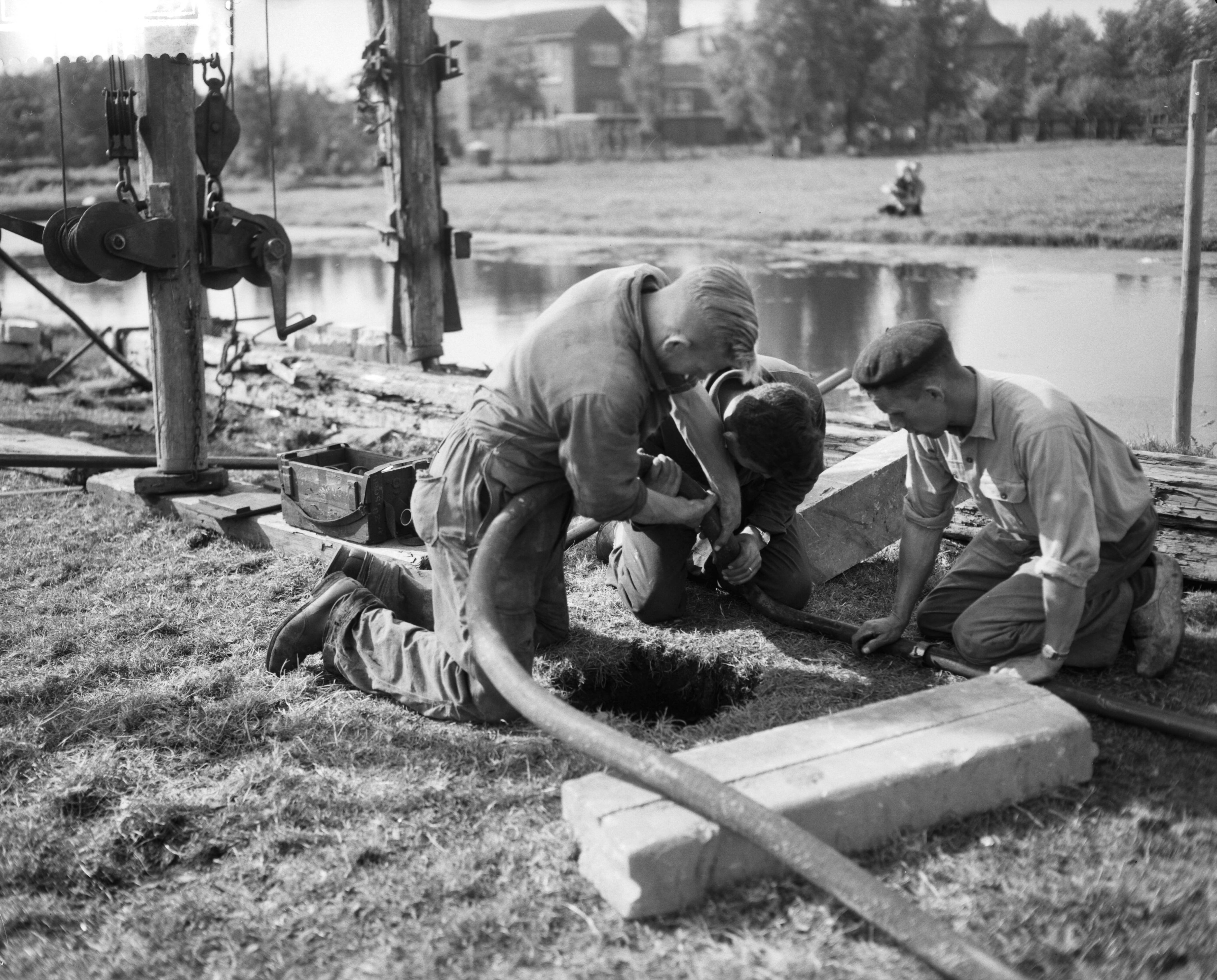 Fotocollectie Anefo — Het "Ding" in Wormer (gat in weiland), het in gereedheid brengen der pompen — Foto: Bilsen, Joop van / Anefo. Licentie: Set B: Rechtenvrij / Publiek Domein. Bron: Nationaal Archief. http://hdl.handle.net/10648/a99e5e7e-d0b4-102d-bcf8-003048976d84