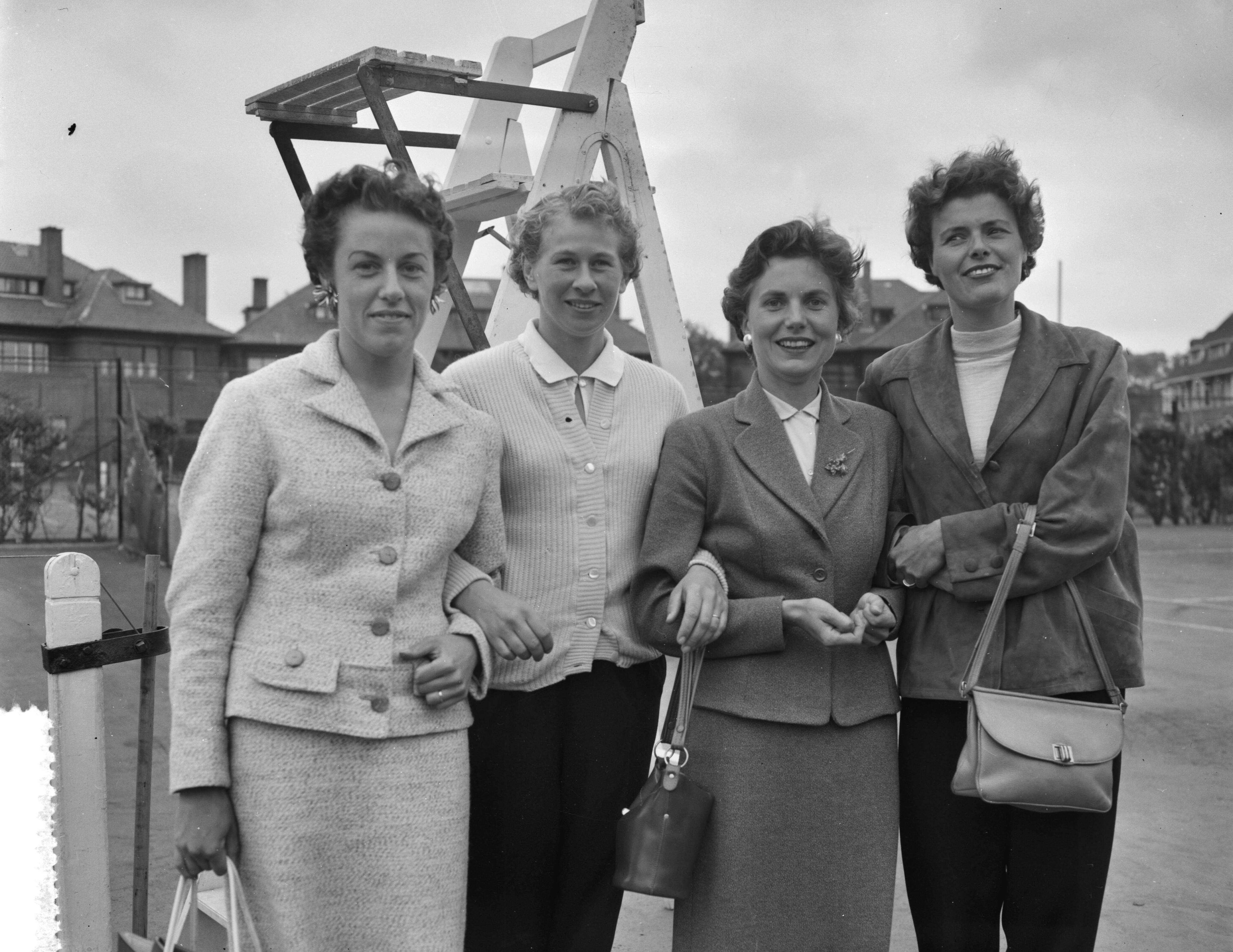 Fotocollectie Anefo — Nederlandse tenniskampioenschappen op de METS-banen. Van links Berna Thung , Jopie Roos-van der Wal, Fransje Rouwenhorst, Nel van der Storm-Hermsen — Foto: Rossem, Wim van / Anefo. Licentie: Set B: Rechtenvrij / Publiek Domein. Bron: Nationaal Archief. http://hdl.handle.net/10648/ad77c710-d0b4-102d-bcf8-003048976d84
