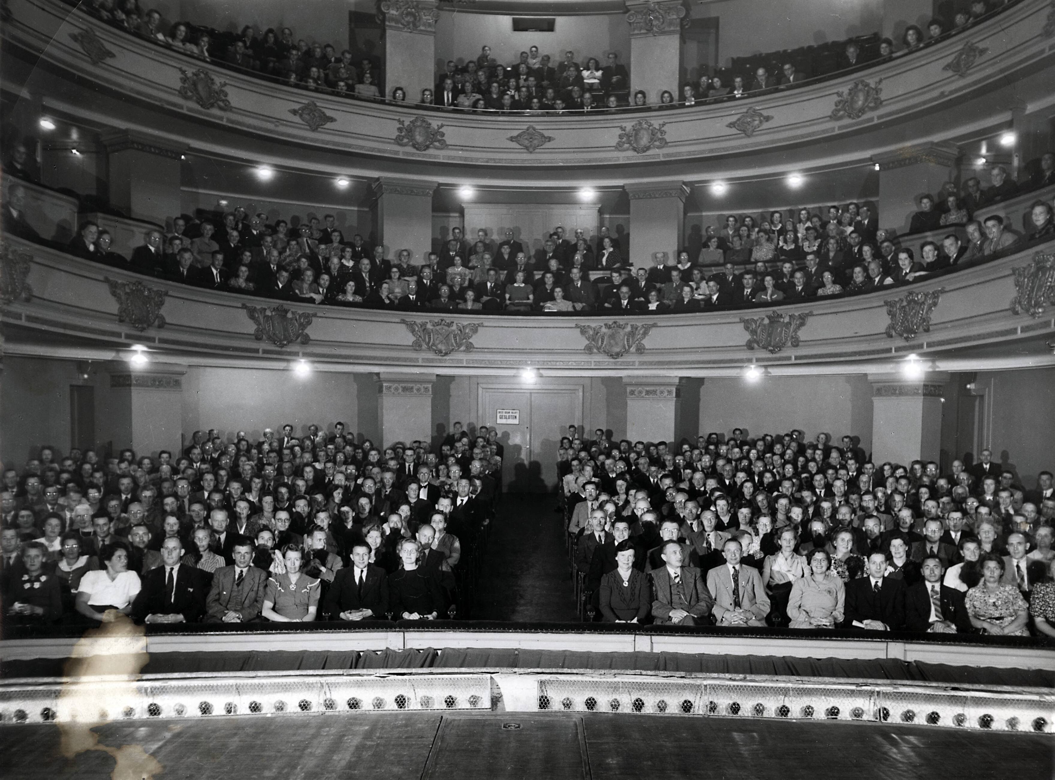 Drukkerij Spaarnestad — [40-jarig jubileum N.V. De Spaarnestad] [feestavond in de Stadsschouwburg][overzicht zaal] — Foto: Fotograaf Onbekend / Fotobureau onbekend / Spaarnestad Photo (05887). Licentie: Set B: Rechtenvrij / Publiek Domein. Bron: Nationaal Archief. http://hdl.handle.net/10648/35429da6-3a0c-a382-e063-6df0900a6686