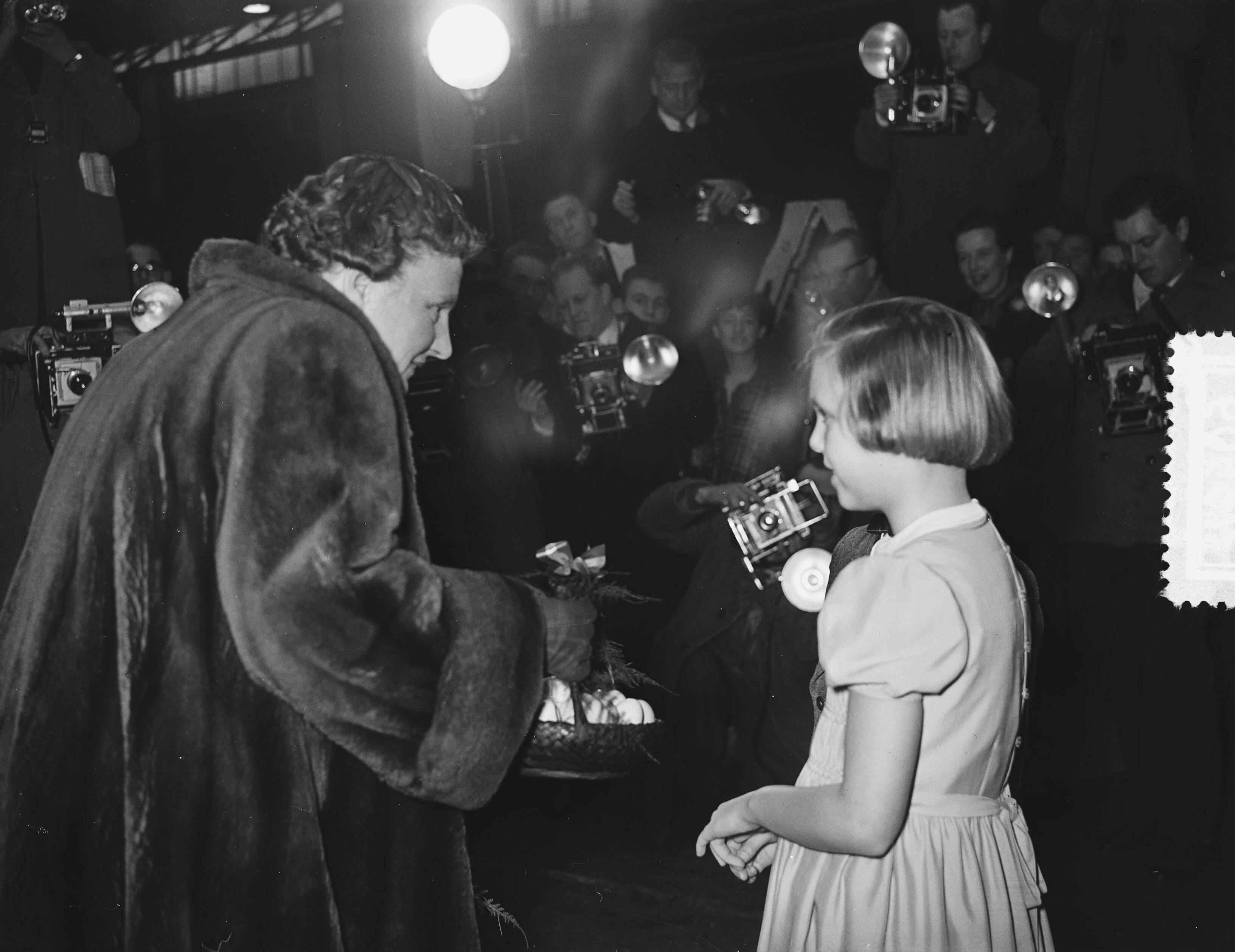 Fotocollectie Anefo — Koningin Juliana bezoekt de 60ste tentoonstelling van "Avicultura" in de Houtrusthallen te Den Haag — Foto: Bilsen, Joop van / Anefo. Licentie: Set B: Rechtenvrij / Publiek Domein. Bron: Nationaal Archief. http://hdl.handle.net/10648/a941d320-d0b4-102d-bcf8-003048976d84
