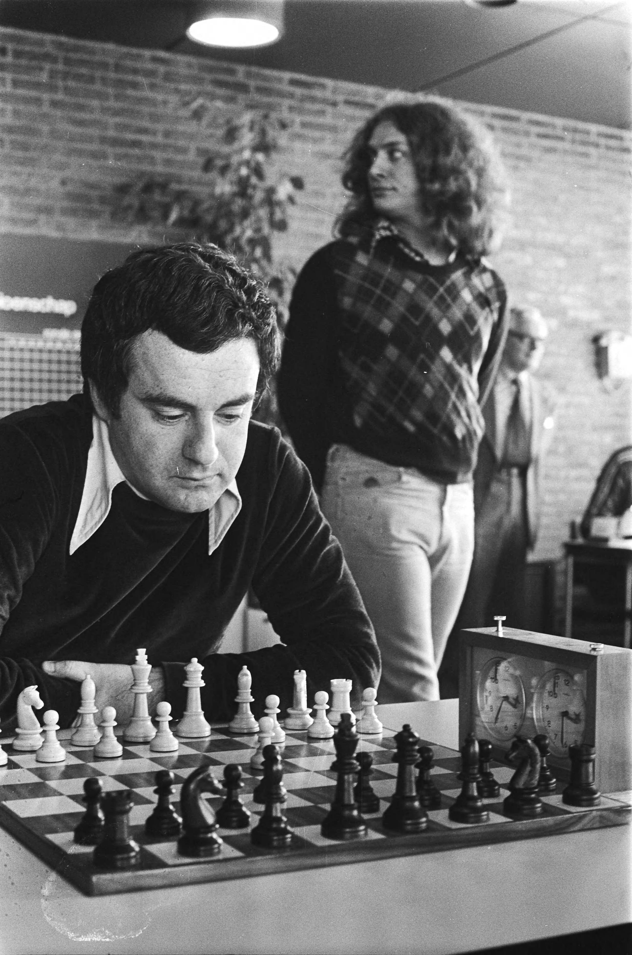 Fotocollectie Anefo — Nederlandse kampioenschap schaken, Leeuwarden; Sosonko in actie, achter hem Timman — Foto: Verhoeff, Bert / Anefo. Licentie: Set B: Rechtenvrij / Publiek Domein. Bron: Nationaal Archief. http://hdl.handle.net/10648/acb0abbc-d0b4-102d-bcf8-003048976d84
