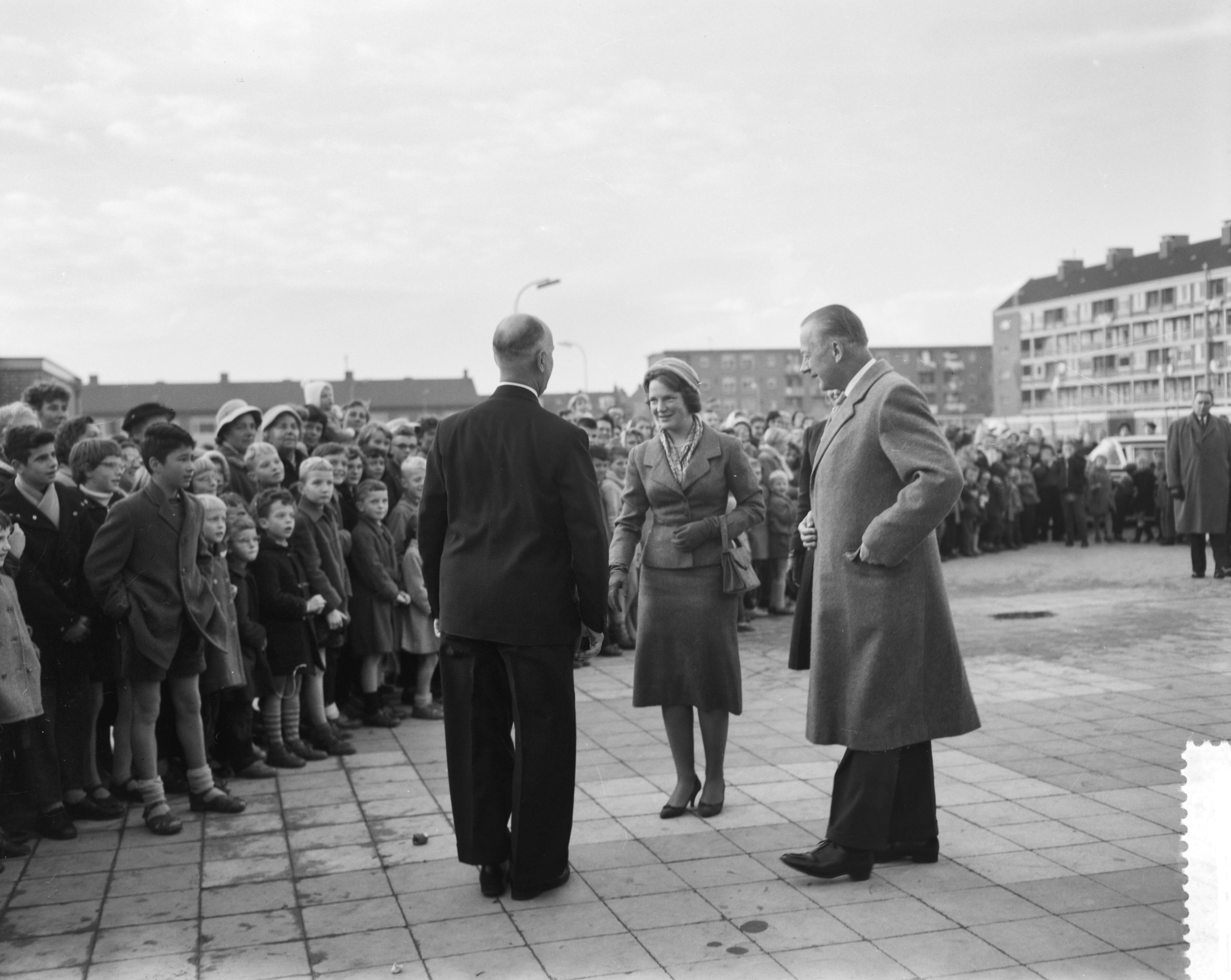 Fotocollectie Anefo — Prinses Irene bezoekt Marcuskerk in Utrecht, aankomst bij de kerk — Foto: Bilsen, Joop van / Anefo. Licentie: Set B: Rechtenvrij / Publiek Domein. Bron: Nationaal Archief. http://hdl.handle.net/10648/a9a1b9f2-d0b4-102d-bcf8-003048976d84