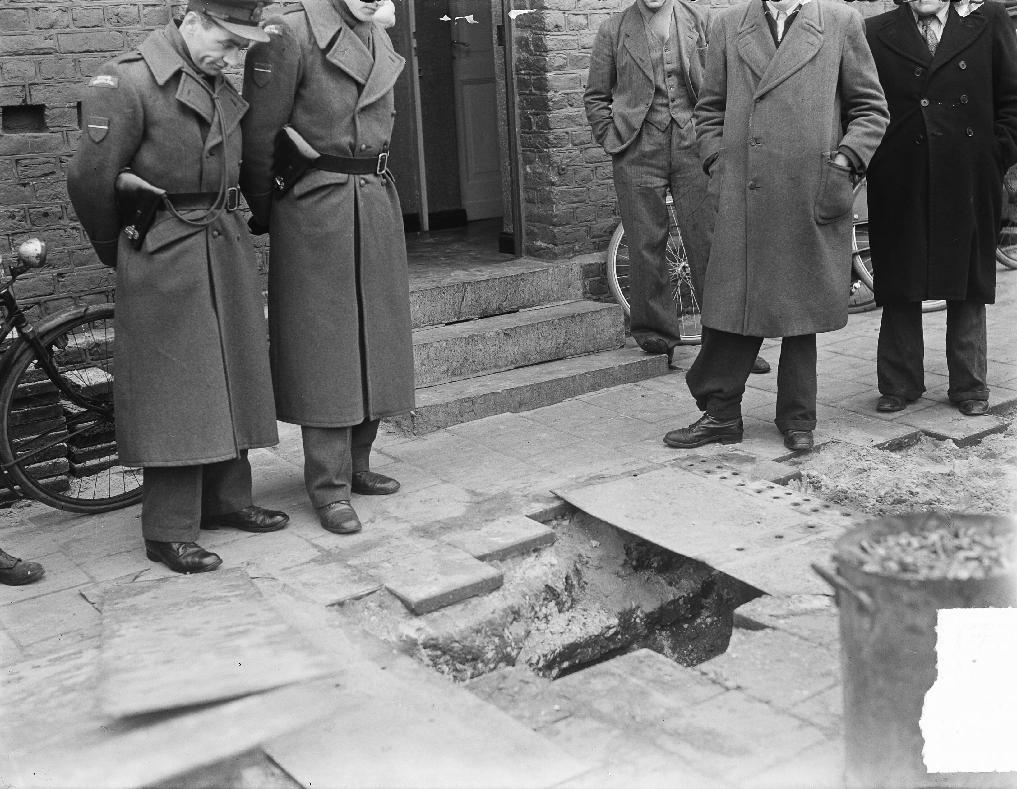 Fotocollectie Anefo — Smokkeltunnel te Kerkrade ontdekt — Foto: Oorschot, […] van / Anefo. Licentie: Set B: Rechtenvrij / Publiek Domein. Bron: Nationaal Archief. http://hdl.handle.net/10648/a8d68228-d0b4-102d-bcf8-003048976d84