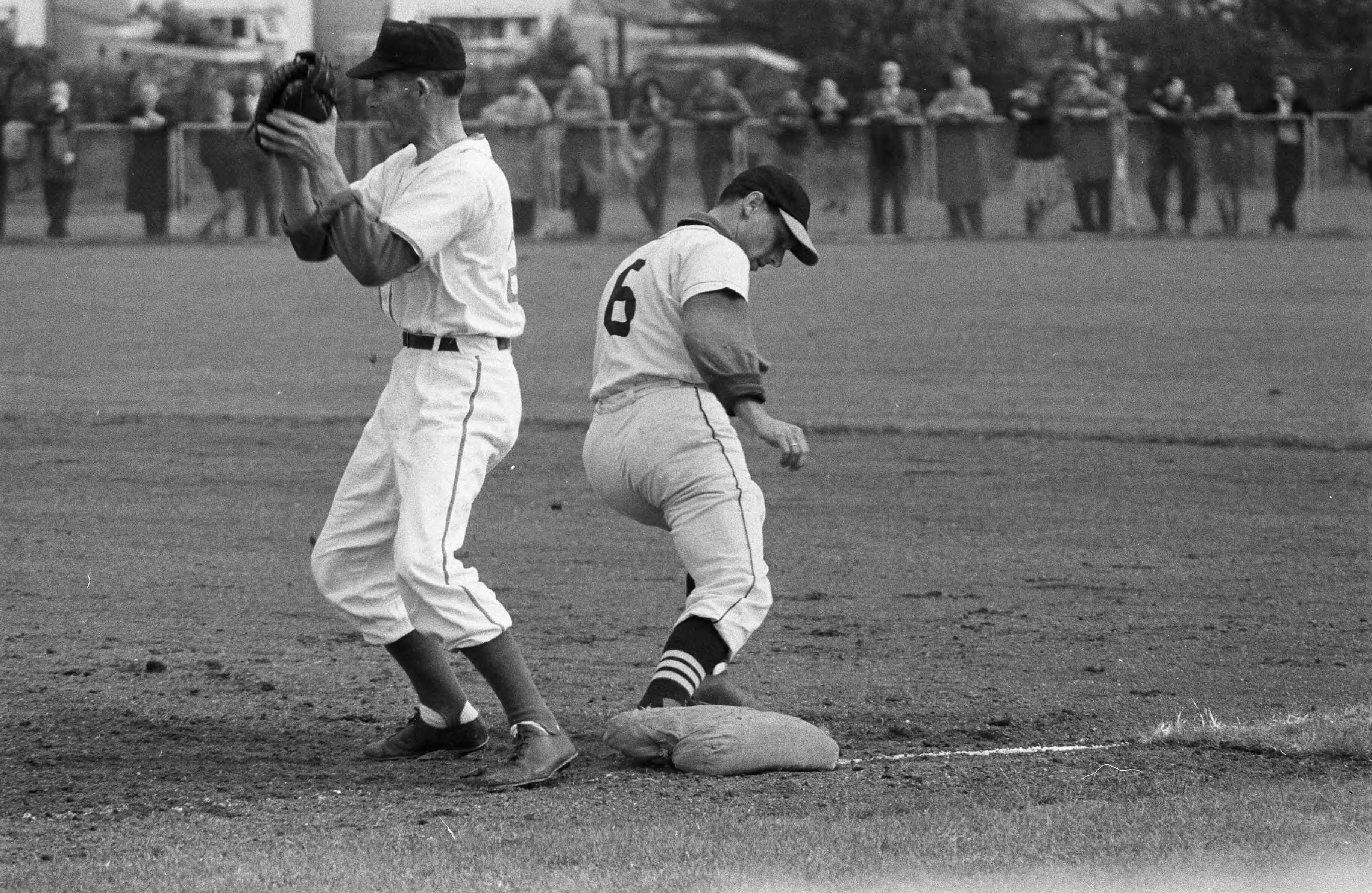 Fotocollectie Anefo — Honkbal. EHS tegen Schoten, Keulemans (Schoten) komt binnen hetgeen Tromp (l) niet verhinderen kan — Foto: Rossem, Wim van / Anefo. Licentie: Set B: Rechtenvrij / Publiek Domein. Bron: Nationaal Archief. http://hdl.handle.net/10648/a9b68738-d0b4-102d-bcf8-003048976d84