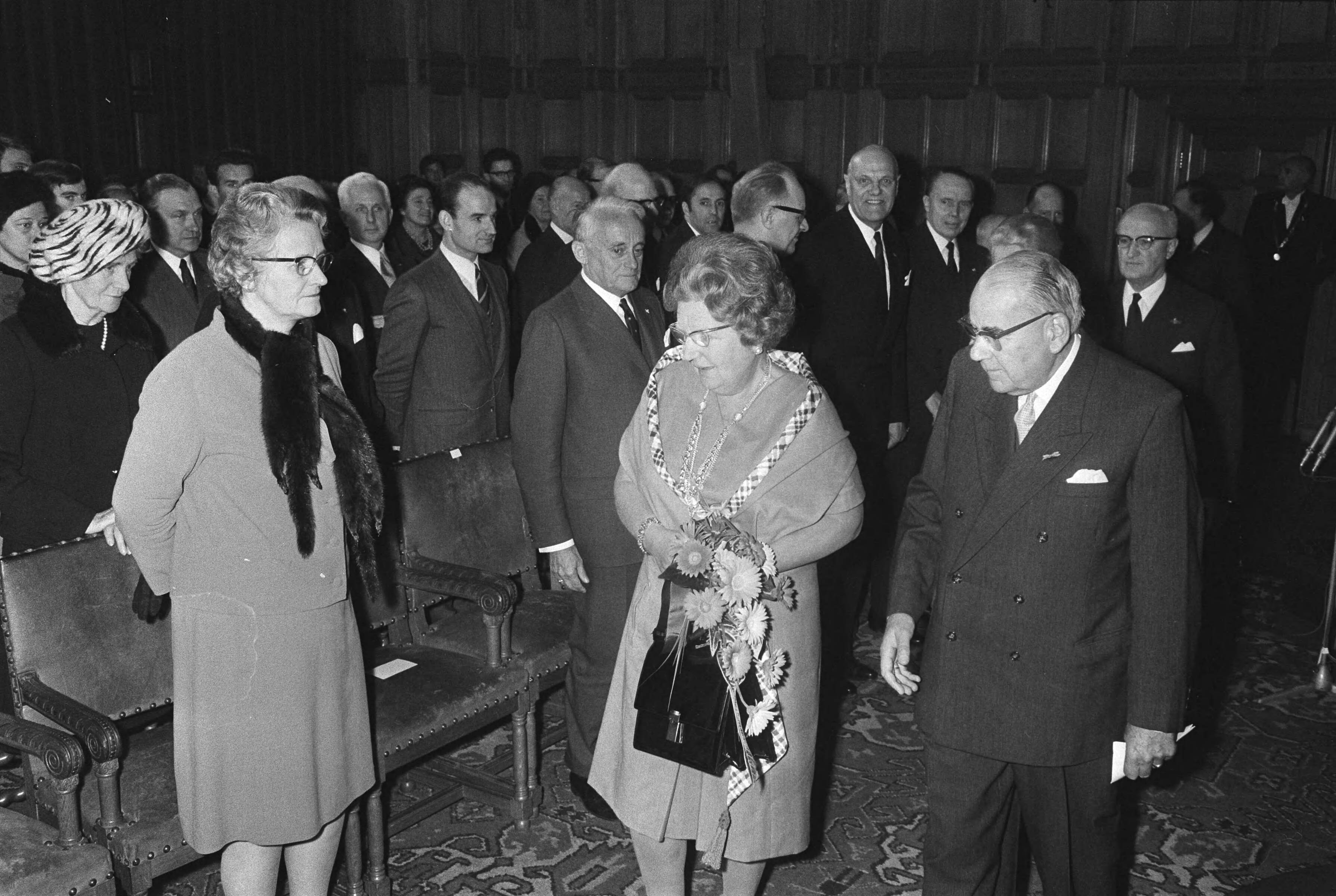 Fotocollectie Anefo — koningin Juliana krijgt herdenkinspenning t.g.v. 25 jarig bestaan Verenigde Naties op Congres, Den Haag — Foto: Koch, Eric / Anefo. Licentie: Set B: Rechtenvrij / Publiek Domein. Bron: Nationaal Archief. http://hdl.handle.net/10648/aba77fde-d0b4-102d-bcf8-003048976d84
