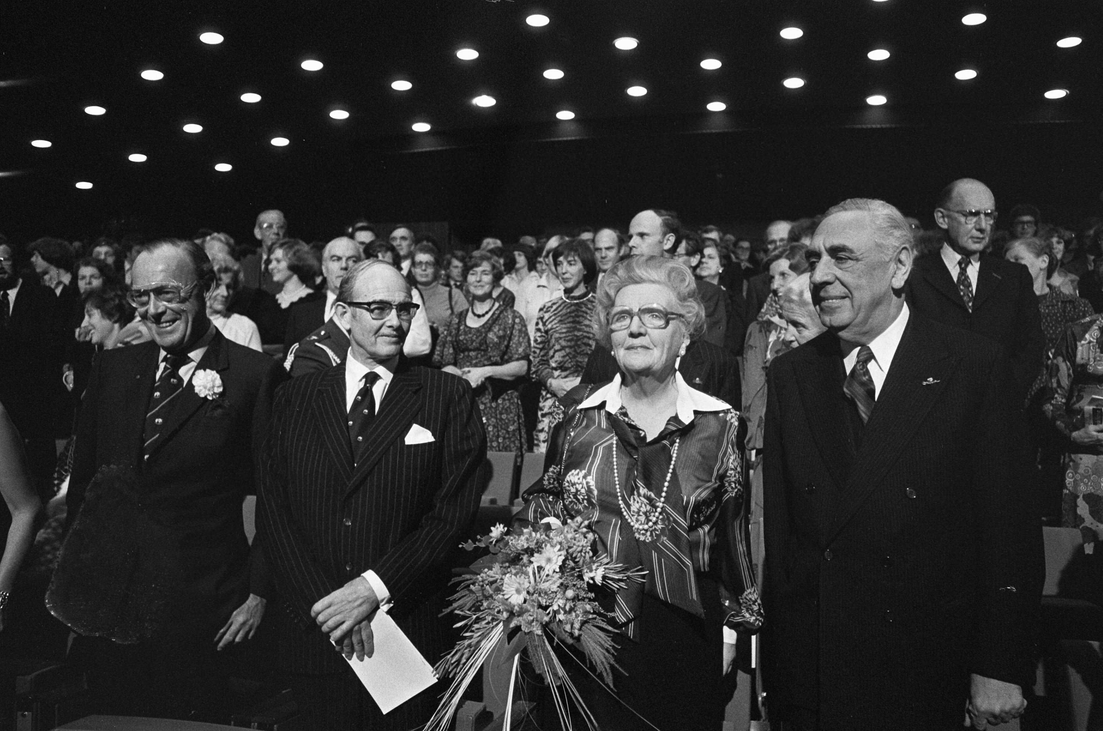 Fotocollectie Anefo — Koninklijk paar bij slotavond "Geef om de Natuur" in Den Haag ; aankomst Koninklijk paar in de zaal — Foto: Verhoeff, Bert / Anefo. Licentie: Set B: Rechtenvrij / Publiek Domein. Bron: Nationaal Archief. http://hdl.handle.net/10648/aca712fa-d0b4-102d-bcf8-003048976d84