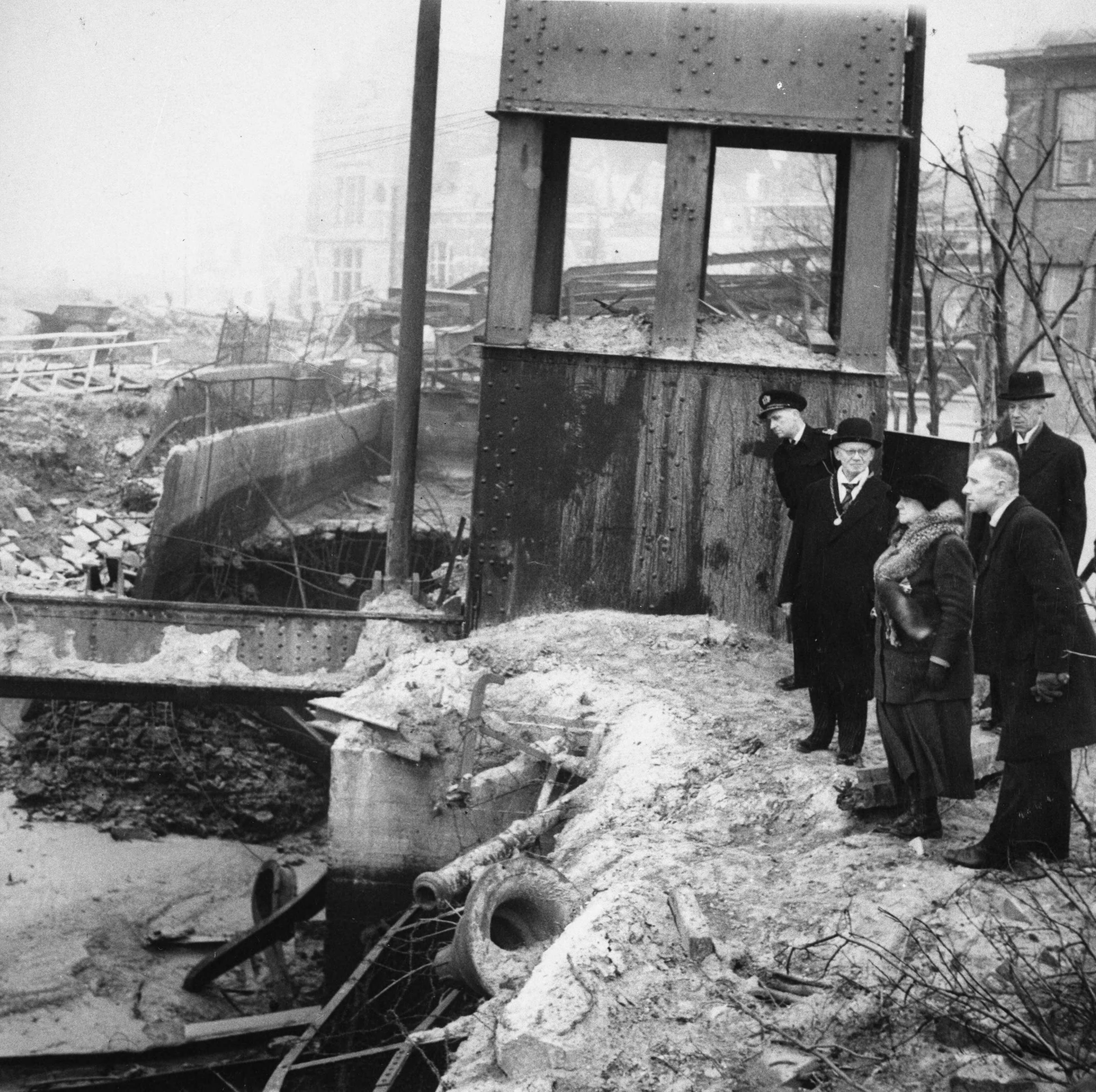 Koningin Wilhelmina bezoekt 13-23 maart 1945 de reeds bevrijde provincies Zeeland, Noord-Brabant en Limburg — Koningin Wilhelmina bij de verwoesting van de haven van Vlissingen, donderdag 15 maart 1945 — Foto: Rousel (repro) / RVD. Licentie: Set B: Rechtenvrij / Publiek Domein. Bron: Nationaal Archief. http://hdl.handle.net/10648/afb2bbde-d0b4-102d-bcf8-003048976d84