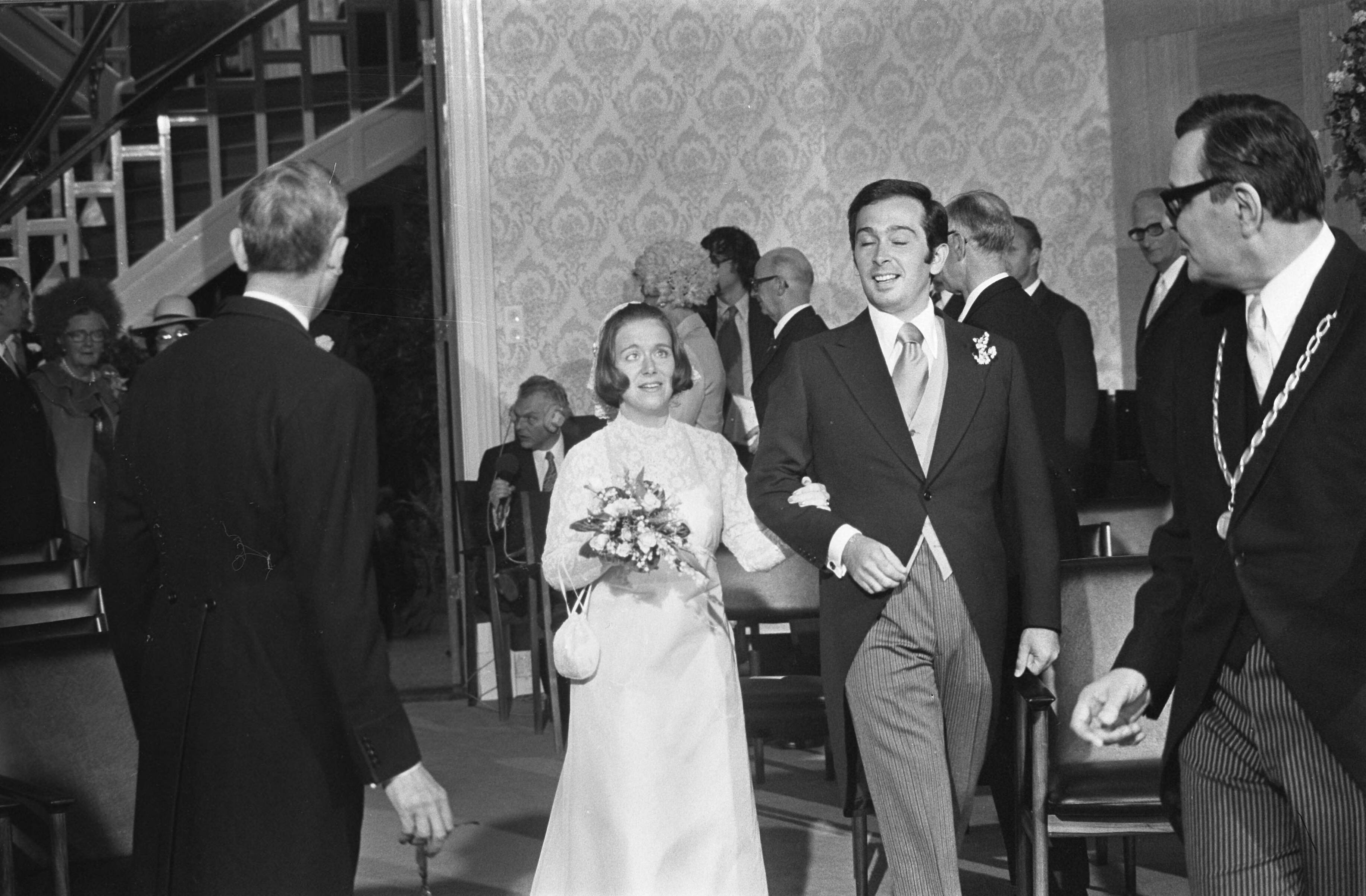 Huwelijk prinses Christina en Jorge Guillermo; de sluiting van het burgerlijk huwelijk in het stadhuis van Baarn — Prinses Christina en Jorge Guillermo bij de sluiting van het burgerlijk huwelijk — Foto: Meerdere fotografen / Anefo. Licentie: Set B: Rechtenvrij / Publiek Domein. Bron: Nationaal Archief. http://hdl.handle.net/10648/ac6c5f7a-d0b4-102d-bcf8-003048976d84