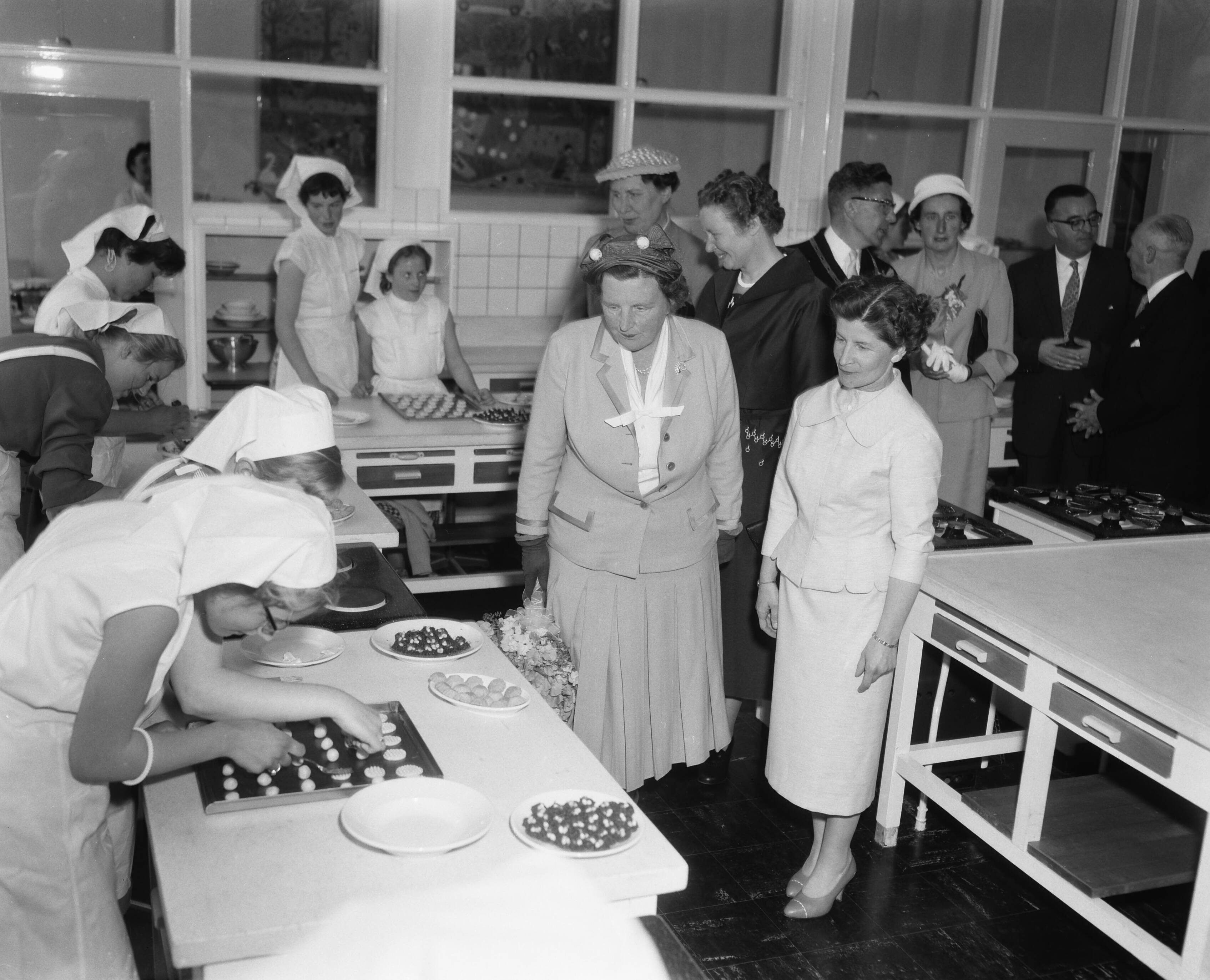 Fotocollectie Anefo — Bezoek van koningin Juliana aan Zaandam — Foto: Pot, Harry / Anefo. Licentie: Set B: Rechtenvrij / Publiek Domein. Bron: Nationaal Archief. http://hdl.handle.net/10648/a95d95c4-d0b4-102d-bcf8-003048976d84