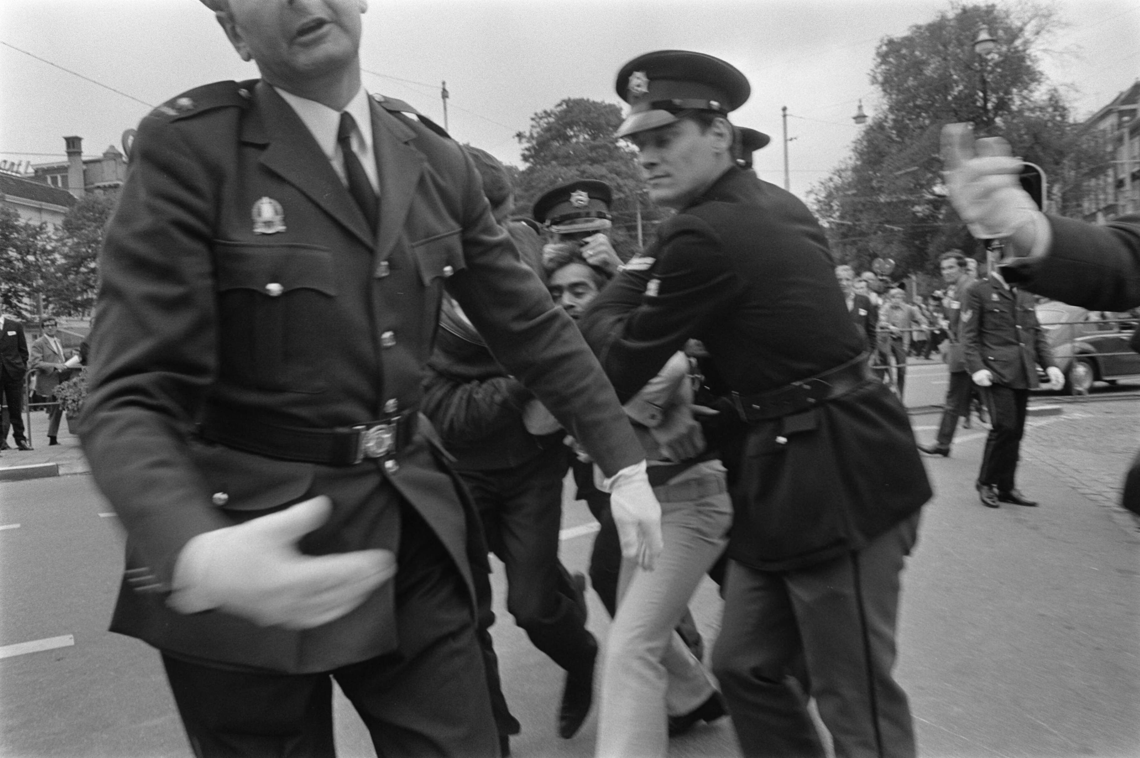 Fotocollectie Anefo — Demonstrerende Zuid-Molukkers worden door politie weggestuurd op Buitenhof, Den Haag — Foto: Koch, Eric / Anefo. Licentie: Set B: Rechtenvrij / Publiek Domein. Bron: Nationaal Archief. http://hdl.handle.net/10648/aba23538-d0b4-102d-bcf8-003048976d84