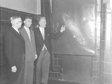 Fotocollectie Anefo — 5 jarig bestaan van het "Zeiss Planetarium" in Den Haag, prof. dr. J. Veldkamp (midden), van de Nederlandse Vereniging van Weer en Sterrekunde, bood een transparant voor het vertonen van astronomische foto's — Foto: Behrens, Herbert F. / Anefo. Licentie: Set B: Rechtenvrij / Publiek Domein. Bron: Nationaal Archief. http://hdl.handle.net/10648/a98e2464-d0b4-102d-bcf8-003048976d84