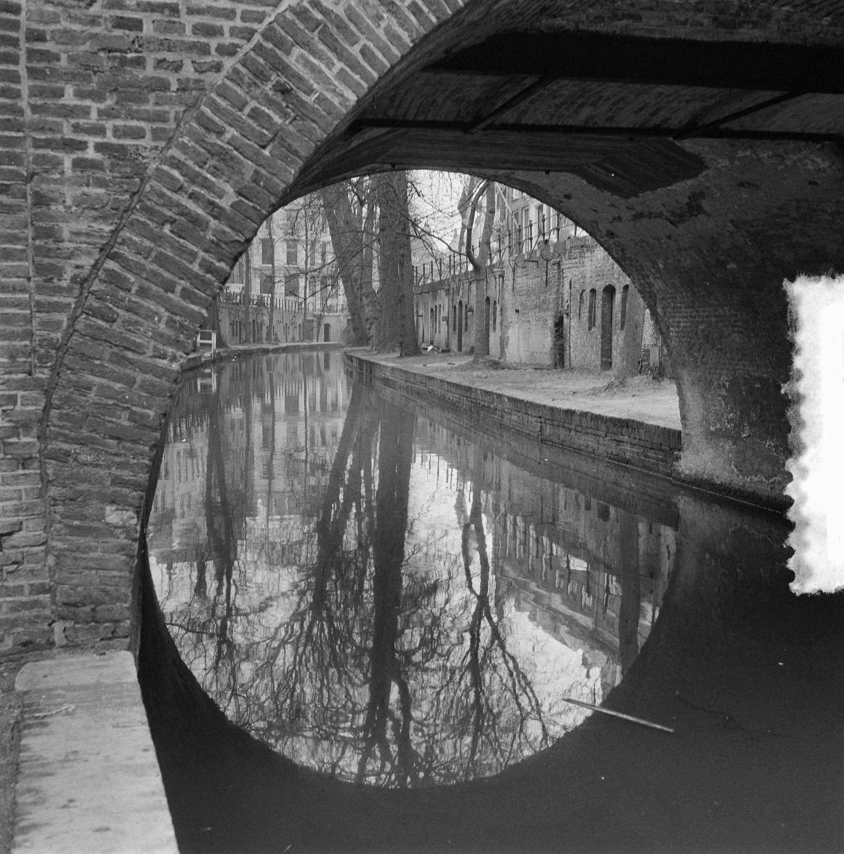 Stadsgezichten Utrecht — Stadsgezichten Utrecht. Nieuwe Gracht met werfkelders — Foto: Noske, J.D. / Anefo. Licentie: Set B: Rechtenvrij / Publiek Domein. Bron: Nationaal Archief. http://hdl.handle.net/10648/a91b7cde-d0b4-102d-bcf8-003048976d84