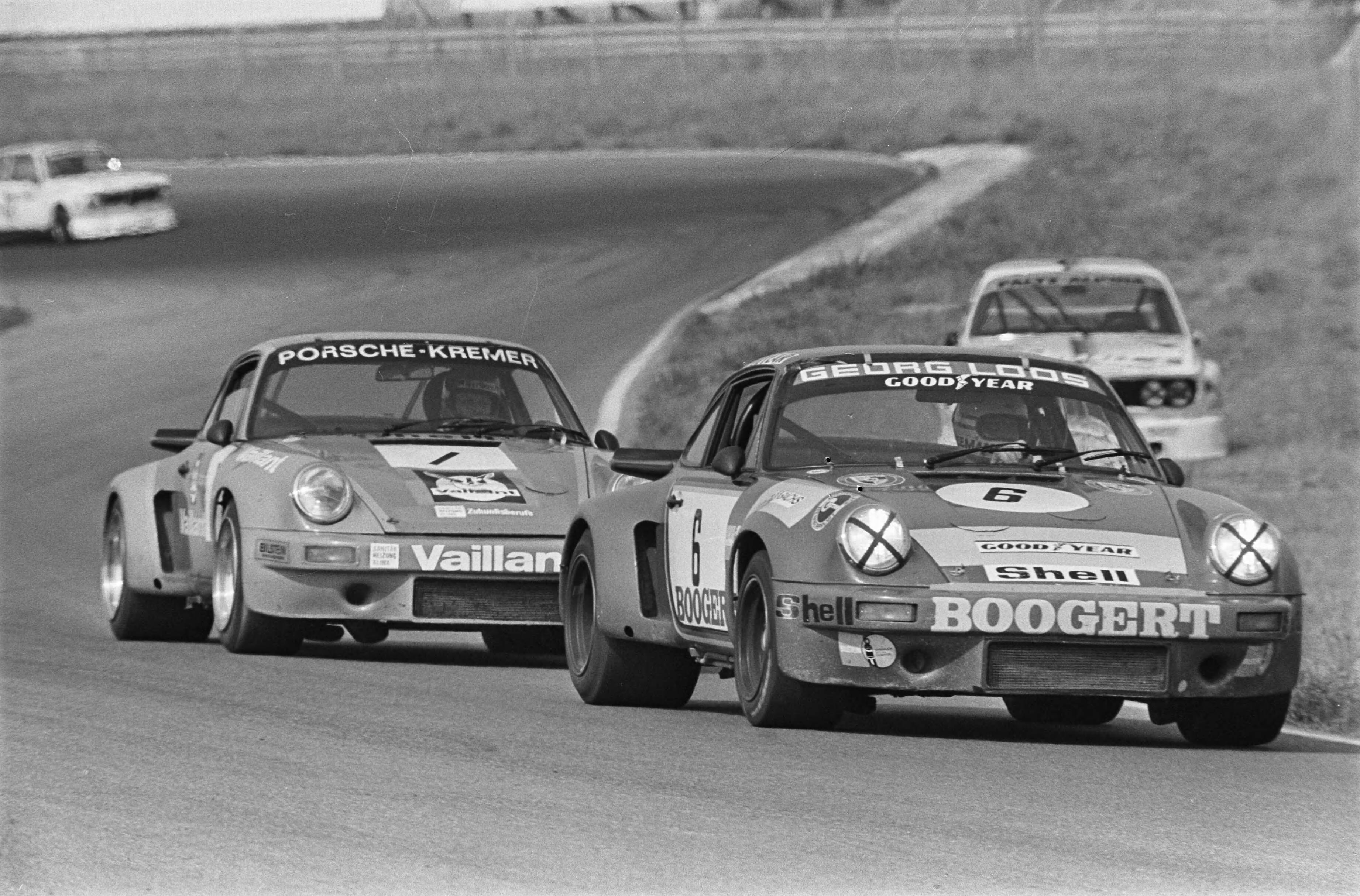 Trophy van Zandvoort 1975 — Toine Hezemans op kop, daarachter Gijs van Lennep — Foto: Peters, Hans / Anefo. Licentie: Set B: Rechtenvrij / Publiek Domein. Bron: Nationaal Archief. http://hdl.handle.net/10648/ac6f5cca-d0b4-102d-bcf8-003048976d84