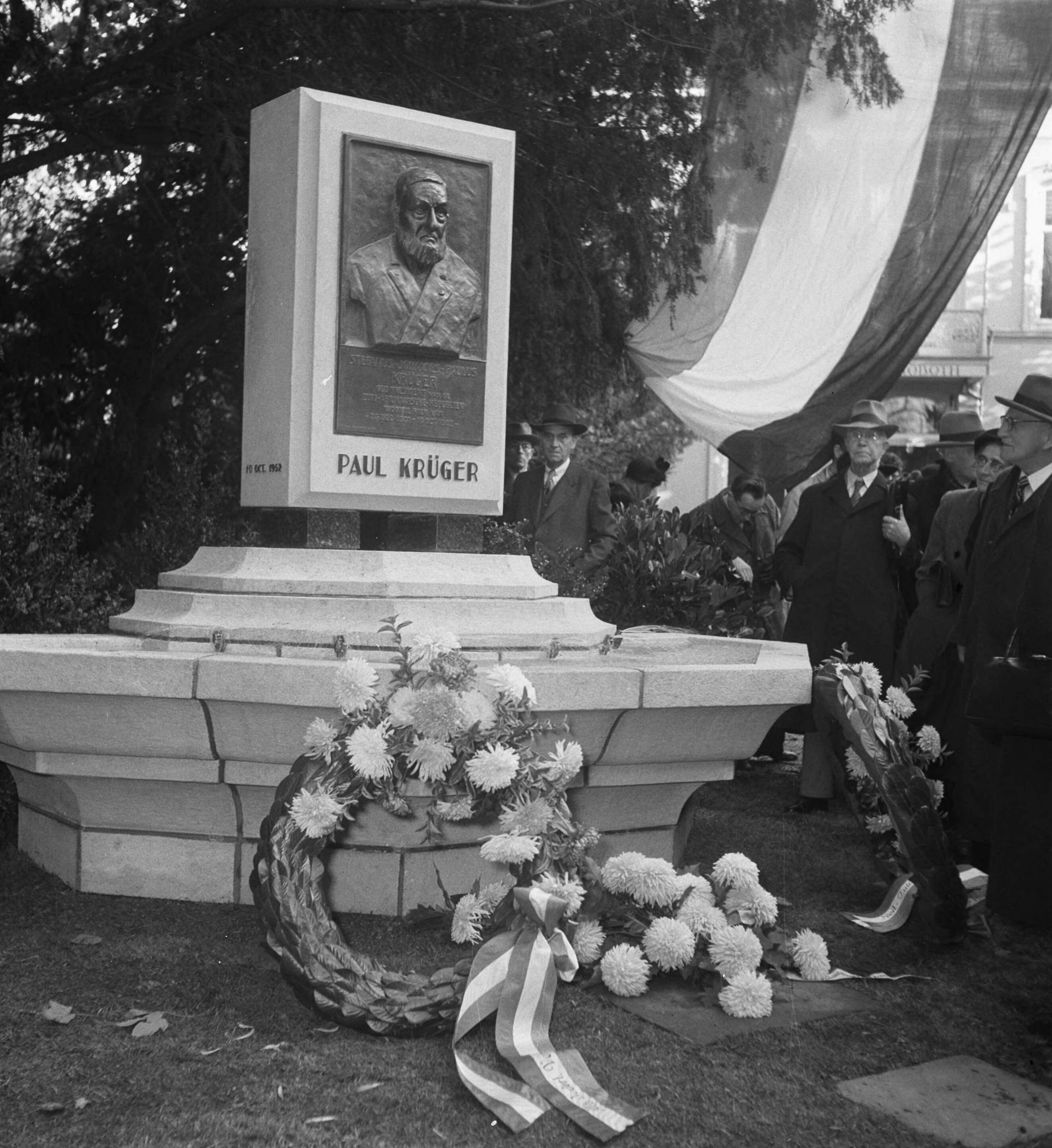 Herdenking geboortedag Paul Krüger in Utrecht — Herdenking van de geboortedag van Paul Kruger te Utrecht in de tuin van het pand Maliebaan 89 waar hij in het begin van deze eeuw heeft gewoond. Door de Zuid-Afrikaanse ambassadeur P.I. Hoogenhoudt werd een bronzen gedenkplaat onthuld — Foto: Pot, Harry / Anefo. Licentie: Set B: Rechtenvrij / Publiek Domein. Bron: Nationaal Archief. http://hdl.handle.net/10648/a900eb4e-d0b4-102d-bcf8-003048976d84