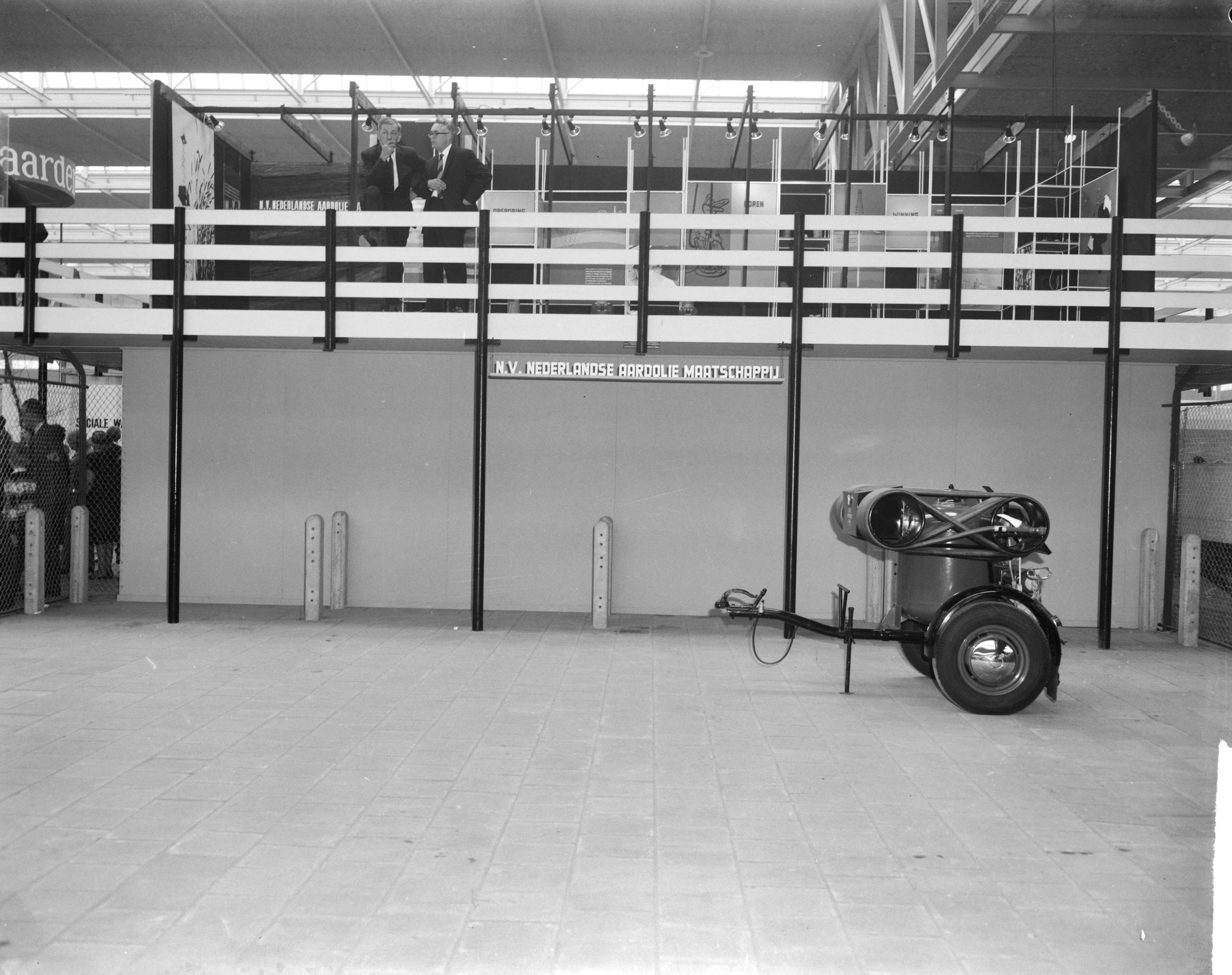 Fotocollectie Anefo — Stand van de NAM op de tentoonstelling "Frisiana" te Leeuwarden (Opdracht NAM) — Foto: Bilsen, Joop van / Anefo. Licentie: Set B: Rechtenvrij / Publiek Domein. Bron: Nationaal Archief. http://hdl.handle.net/10648/aa45ef40-d0b4-102d-bcf8-003048976d84
