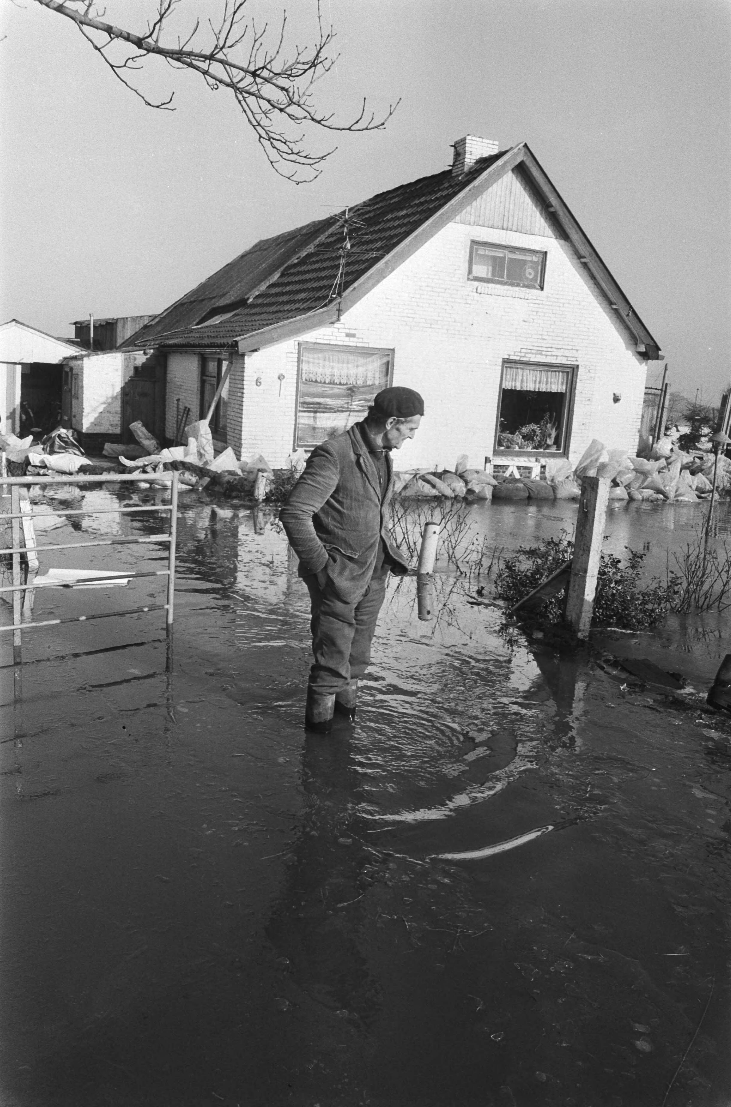 Wateroverlast in Groningen en Friesland — Boer bij boerderij in het water — Foto: Suyk, Koen / Anefo. Licentie: Set B: Rechtenvrij / Publiek Domein. Bron: Nationaal Archief. http://hdl.handle.net/10648/acc59bbc-d0b4-102d-bcf8-003048976d84