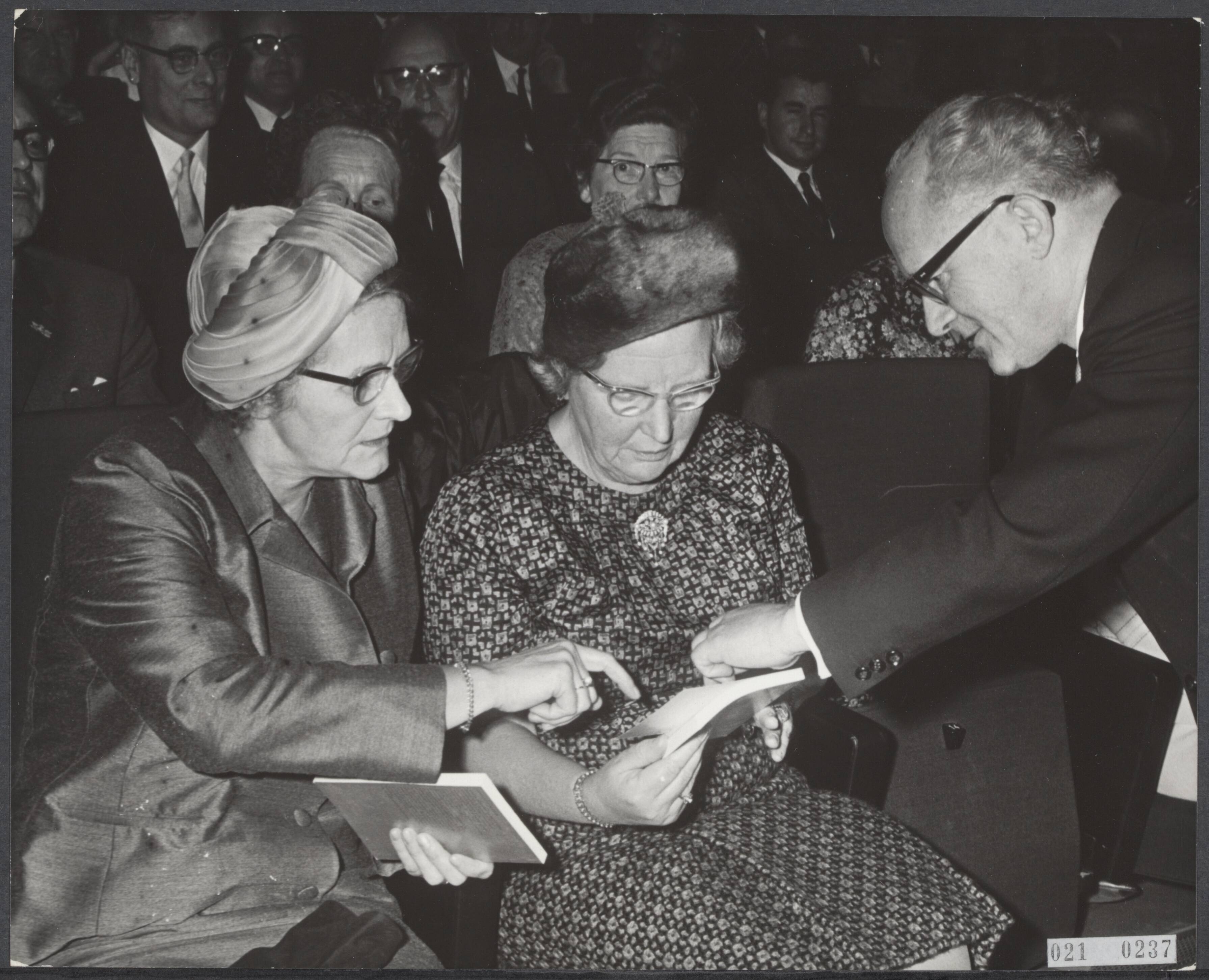 Fotocollectie Elsevier Binnenland — In het Circustheater te Scheveningen heeft koningin Juliana het jubileumcongres van de 50-jarige Raad voor Maatschappelijk Welzijn bijgewoond. Na zijn openingswoord bood de voorzitter, ds. F.H. Landman aan de koningin en minister mej. dr. M.A.M. Klompé van CRM het jubileumboek "Uitzicht op morgen" aan — Foto: Koch, Eric / Anefo. Licentie: Set B: Rechtenvrij / Publiek Domein. Bron: Nationaal Archief. http://hdl.handle.net/10648/adce7ff6-d0b4-102d-bcf8-003048976d84