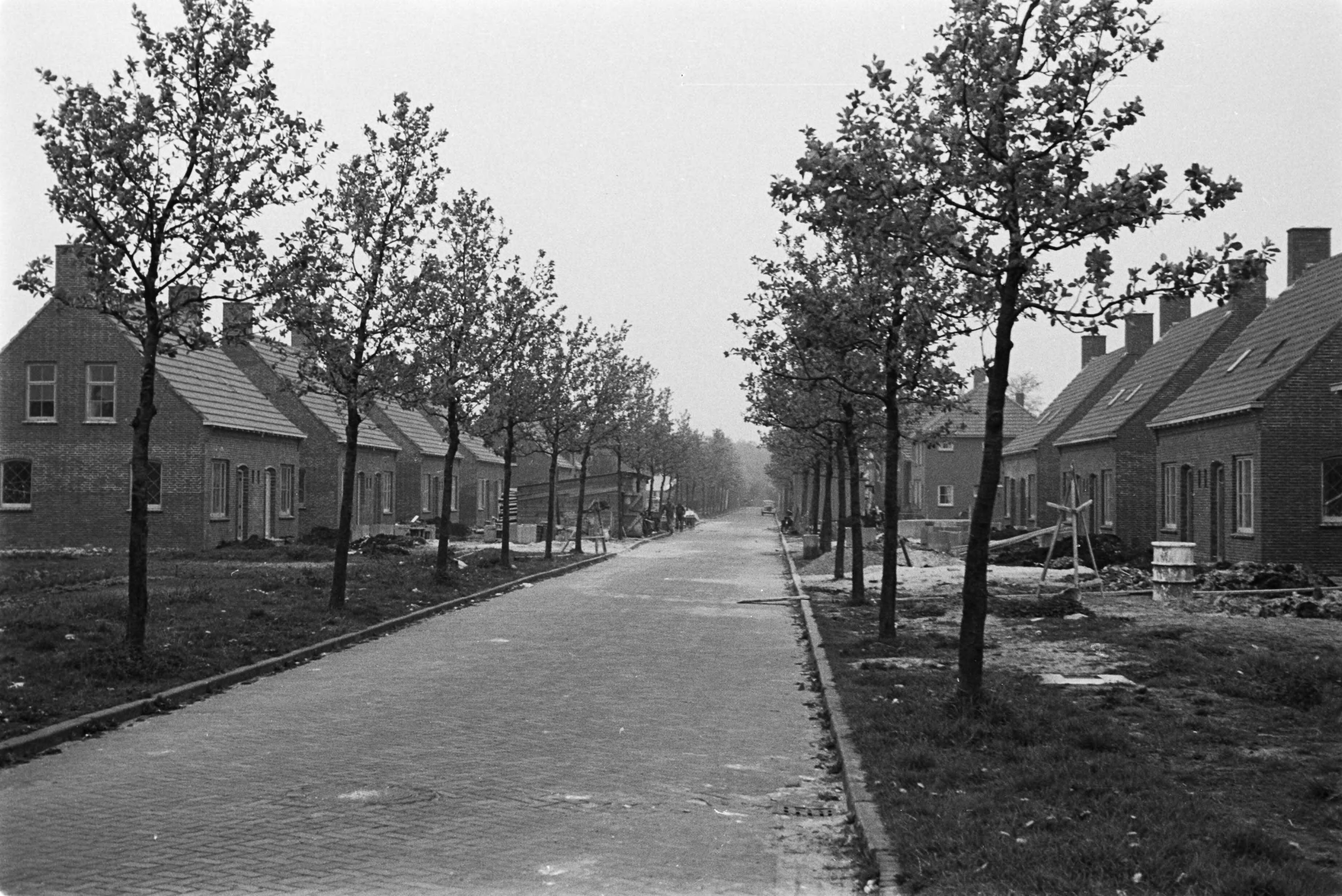 Fotocollectie Nederlandse Heidemaatschappij — Veendam|nieuwe wegen |uitbreidingen|Groningen — Foto: Fotograaf Onbekend / Heidemij. Licentie: Set B: Rechtenvrij / Publiek Domein. Bron: Nationaal Archief. http://hdl.handle.net/10648/ae8940e8-d0b4-102d-bcf8-003048976d84