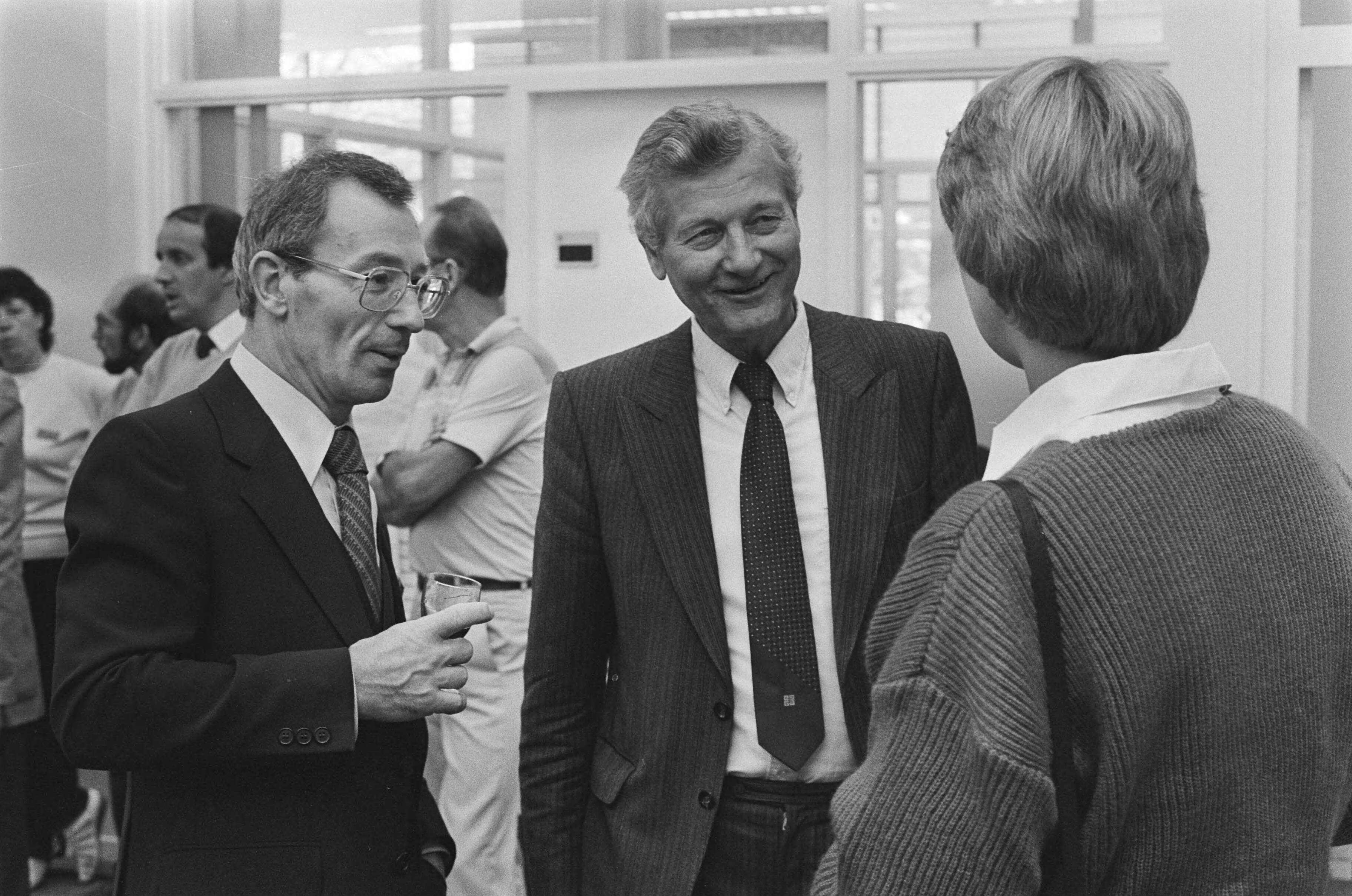 Fotocollectie Anefo — Opdracht Financieel Dagblad , opening nieuwe Gewestelijk Arbeidsbureau in Den Haag ; minister De Koning bij de opening — Foto: Croes, Rob C. / Anefo. Licentie: Set B: Rechtenvrij / Publiek Domein. Bron: Nationaal Archief. http://hdl.handle.net/10648/ad4a15cc-d0b4-102d-bcf8-003048976d84