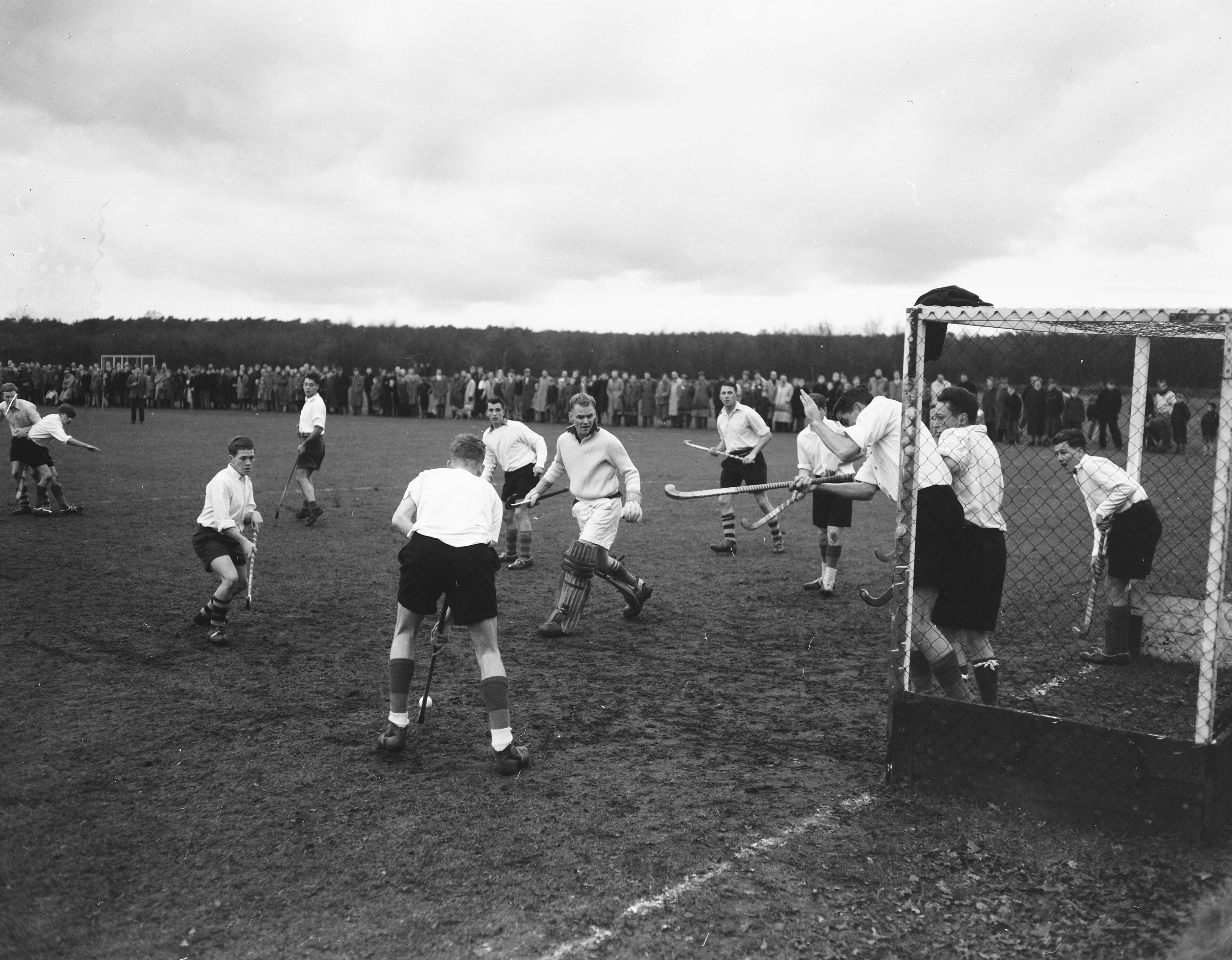 Fotocollectie Anefo — Hockey. SCHC tegen Laren 1-2. Spelmoment — Foto: Pot, Harry / Anefo. Licentie: Set B: Rechtenvrij / Publiek Domein. Bron: Nationaal Archief. http://hdl.handle.net/10648/a94055b8-d0b4-102d-bcf8-003048976d84