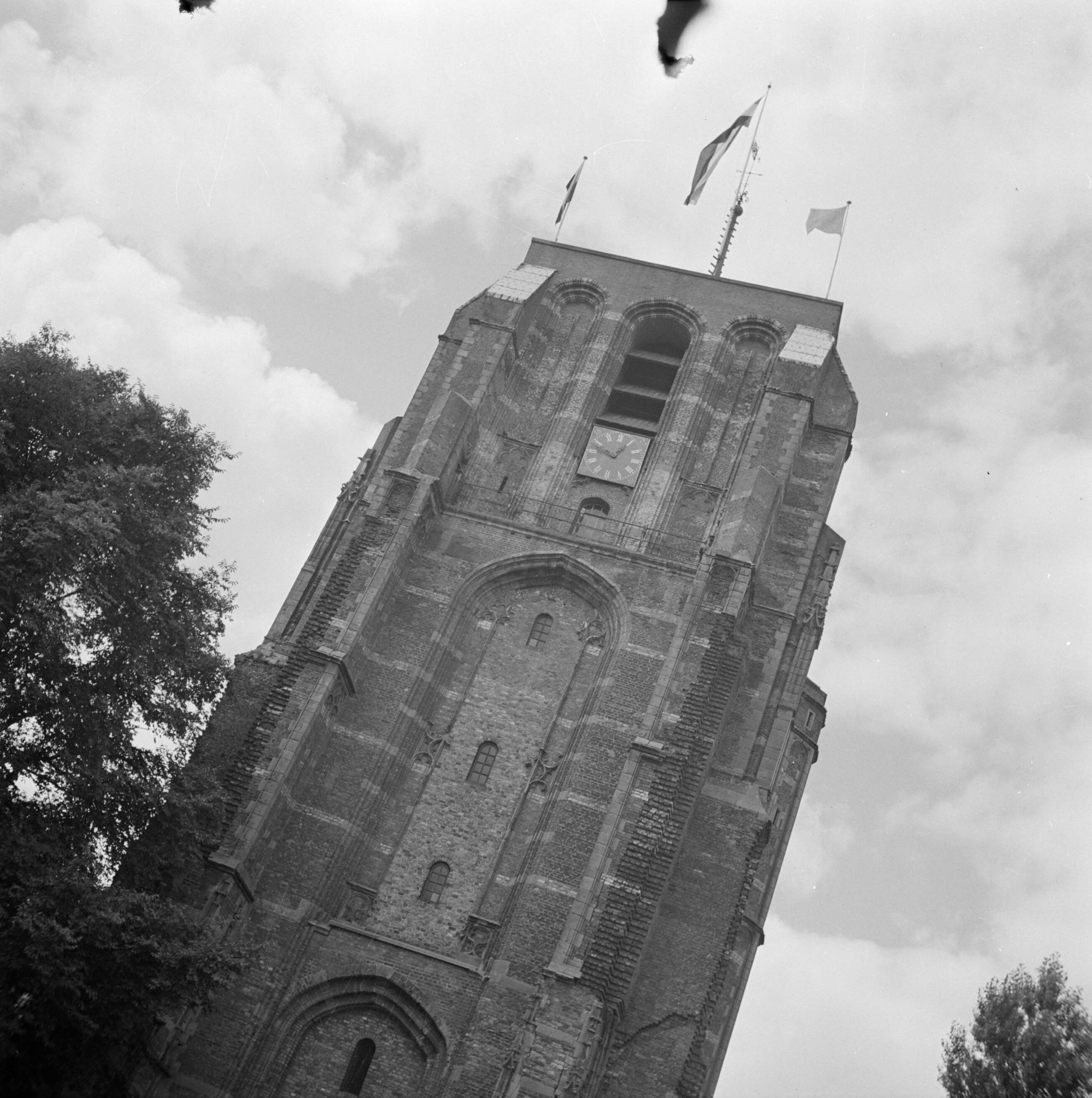 Het prinselijk gezin in Friesland — De toren Oldehove in Leeuwarden — Foto: Poll, Willem van de. Licentie: Set B: Rechtenvrij / Publiek Domein. Bron: Nationaal Archief. http://hdl.handle.net/10648/aee82ee6-d0b4-102d-bcf8-003048976d84
