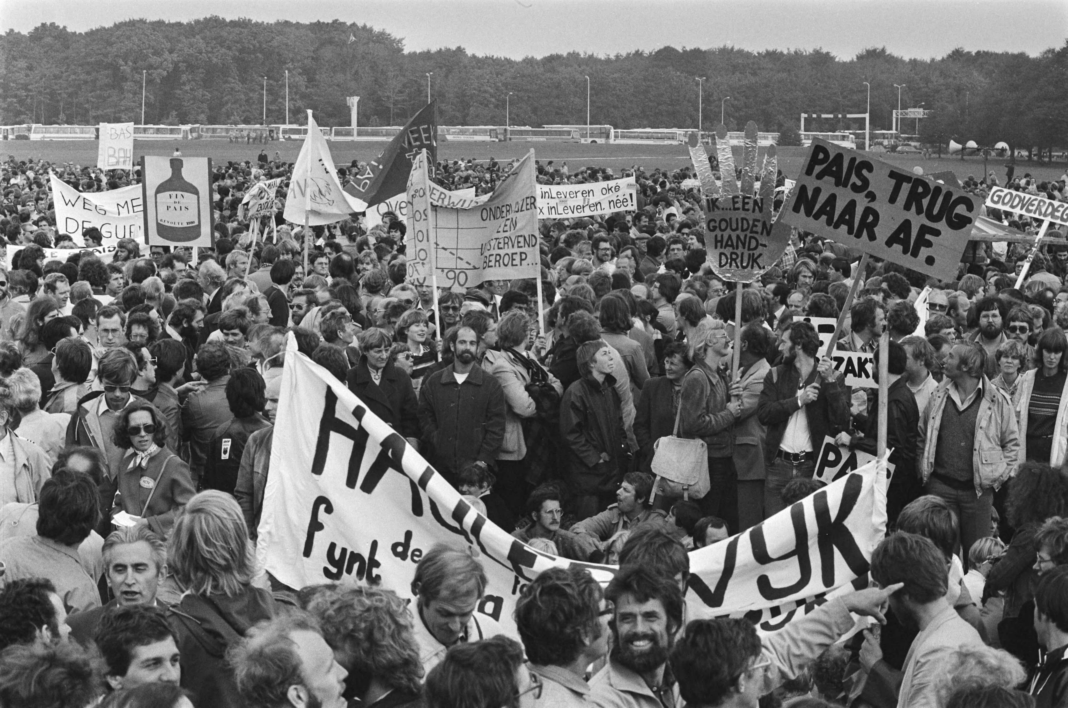 Fotocollectie Anefo — Demonstratie leerkrachten in Den Haag tegen beleid regering, demonstranten op het Malieveld — Foto: Croes, Rob C. / Anefo. Licentie: Set B: Rechtenvrij / Publiek Domein. Bron: Nationaal Archief. http://hdl.handle.net/10648/ace972f8-d0b4-102d-bcf8-003048976d84