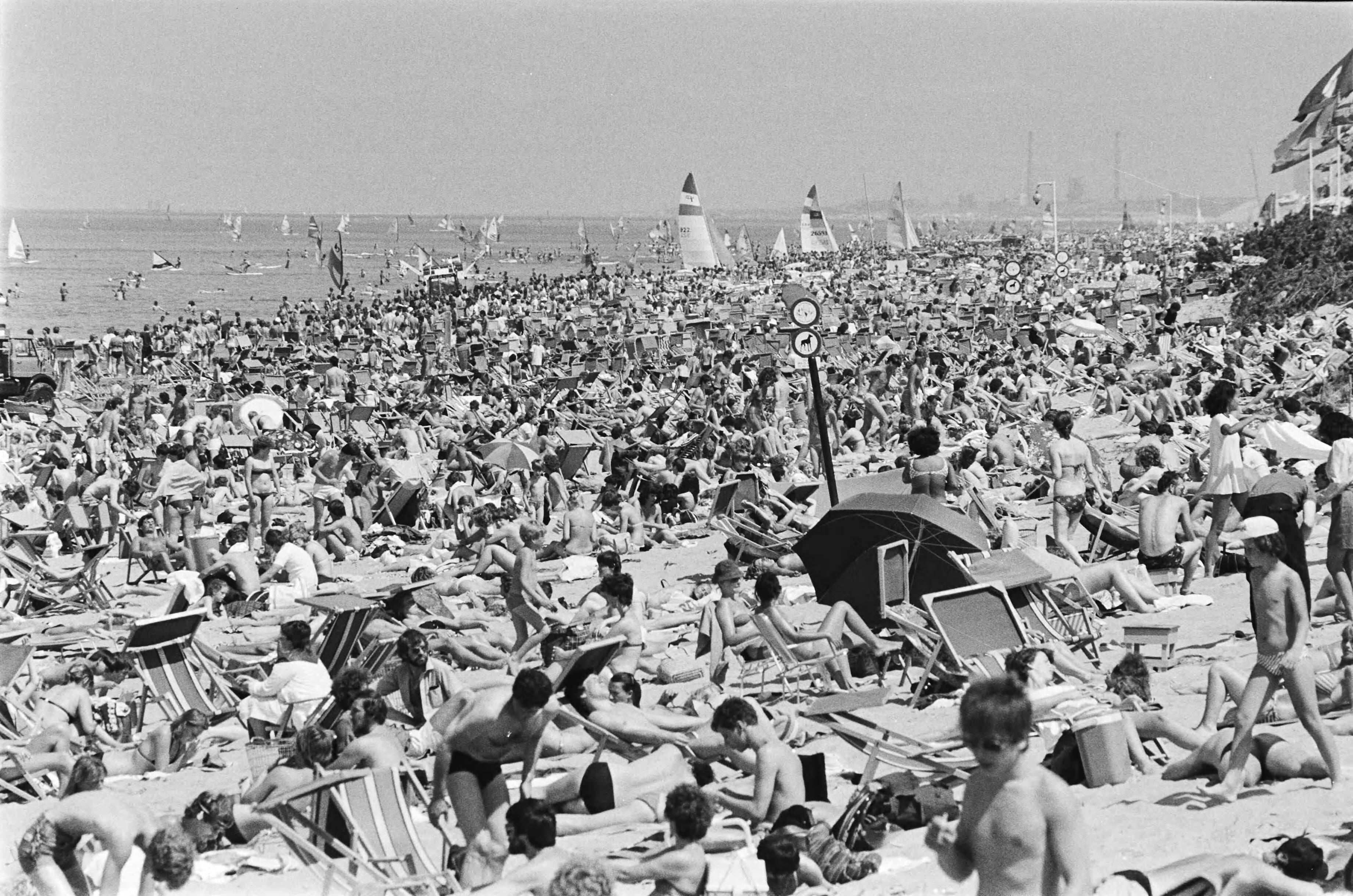 Fotocollectie Anefo — Drukte op strand van Zandvoort i.v.m. mooi weer — Foto: Antonisse, Marcel / Anefo. Licentie: Set B: Rechtenvrij / Publiek Domein. Bron: Nationaal Archief. http://hdl.handle.net/10648/ad18c260-d0b4-102d-bcf8-003048976d84