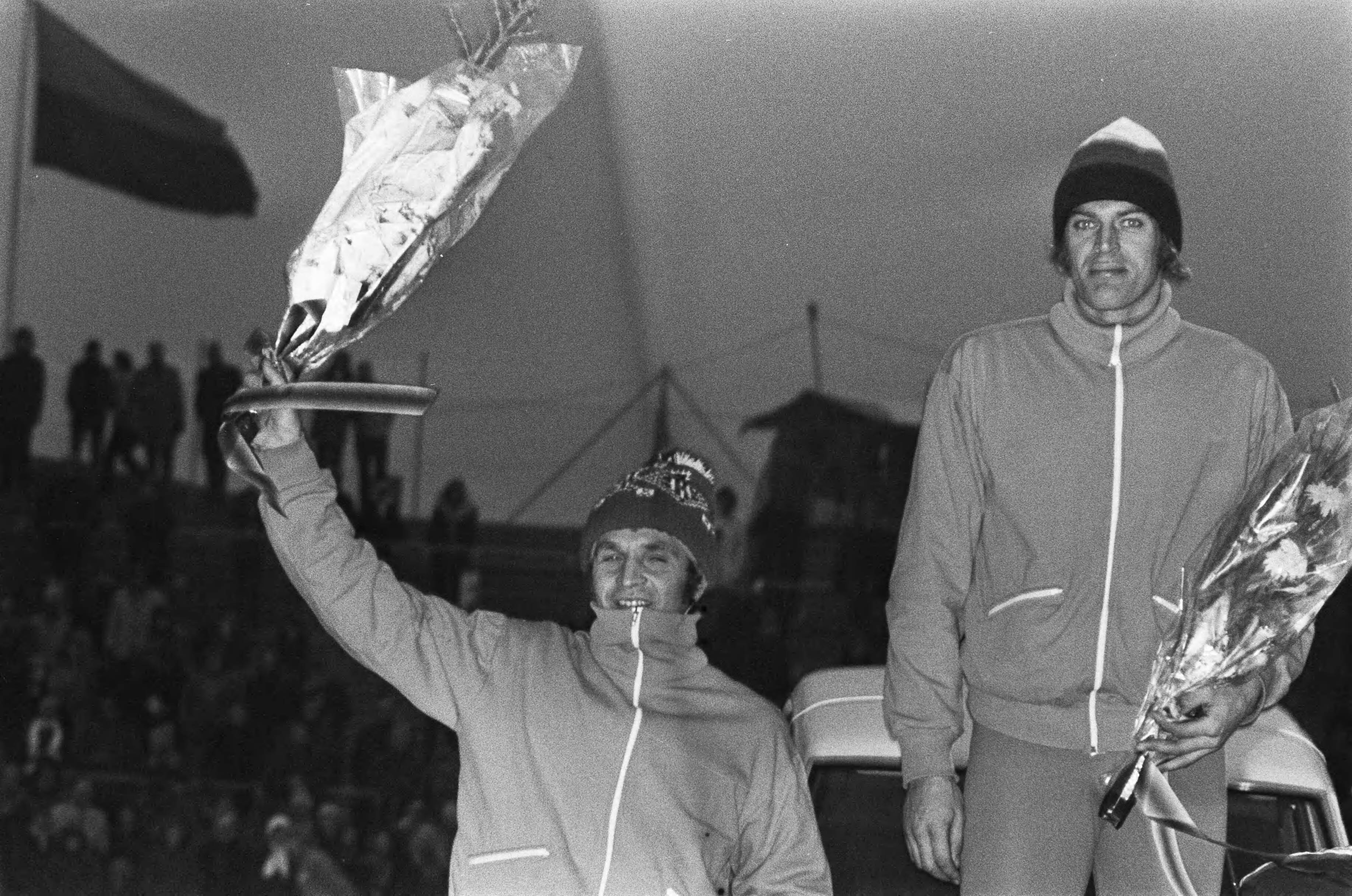 Fotocollectie Anefo — Schaatswedstrijden voor eerste ISSL World Cup voor prof op De Uithof in Den Haag , Bols (links) en Schenk met bloemen — Foto: Verhoeff, Bert / Anefo. Licentie: Set B: Rechtenvrij / Publiek Domein. Bron: Nationaal Archief. http://hdl.handle.net/10648/ac21c618-d0b4-102d-bcf8-003048976d84