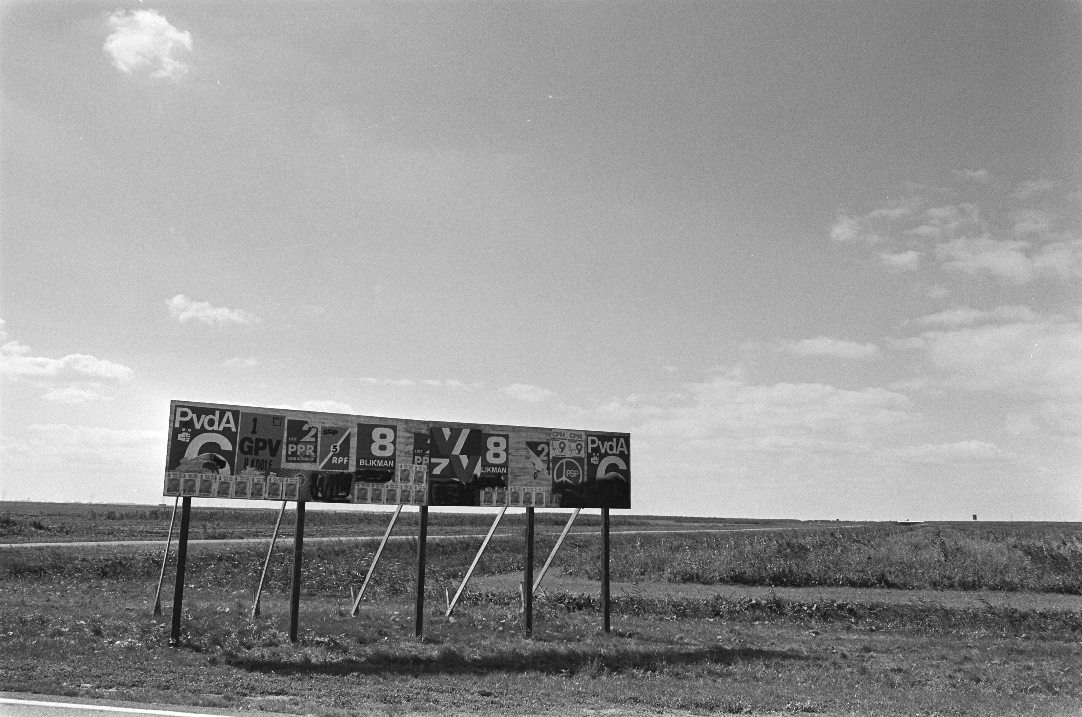 Fotocollectie Anefo — Verkiezingen provinciaal bestuur in de nieuwe provincie Flevoland; verkiezingsbord nabij Almere — Foto: Bogaerts, Rob / Anefo. Licentie: Set B: Rechtenvrij / Publiek Domein. Bron: Nationaal Archief. http://hdl.handle.net/10648/ad4a12d4-d0b4-102d-bcf8-003048976d84