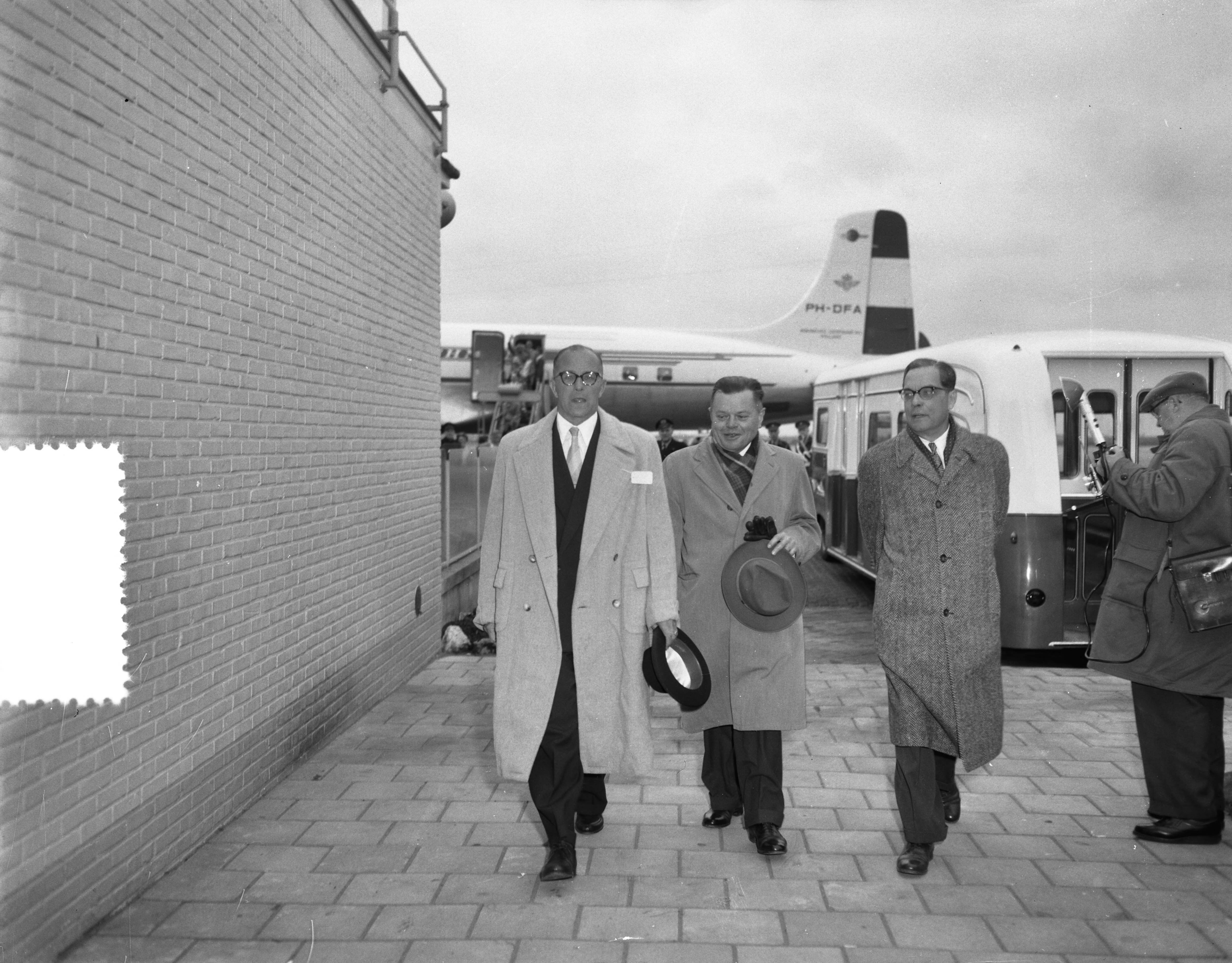 Fotocollectie Anefo — Aankomst van de gouverneur van de Nederlandse Antillen mr. A.A.M. Struycken op Schiphol — Foto: Bilsen, Joop van / Anefo. Licentie: Set B: Rechtenvrij / Publiek Domein. Bron: Nationaal Archief. http://hdl.handle.net/10648/a946a85a-d0b4-102d-bcf8-003048976d84