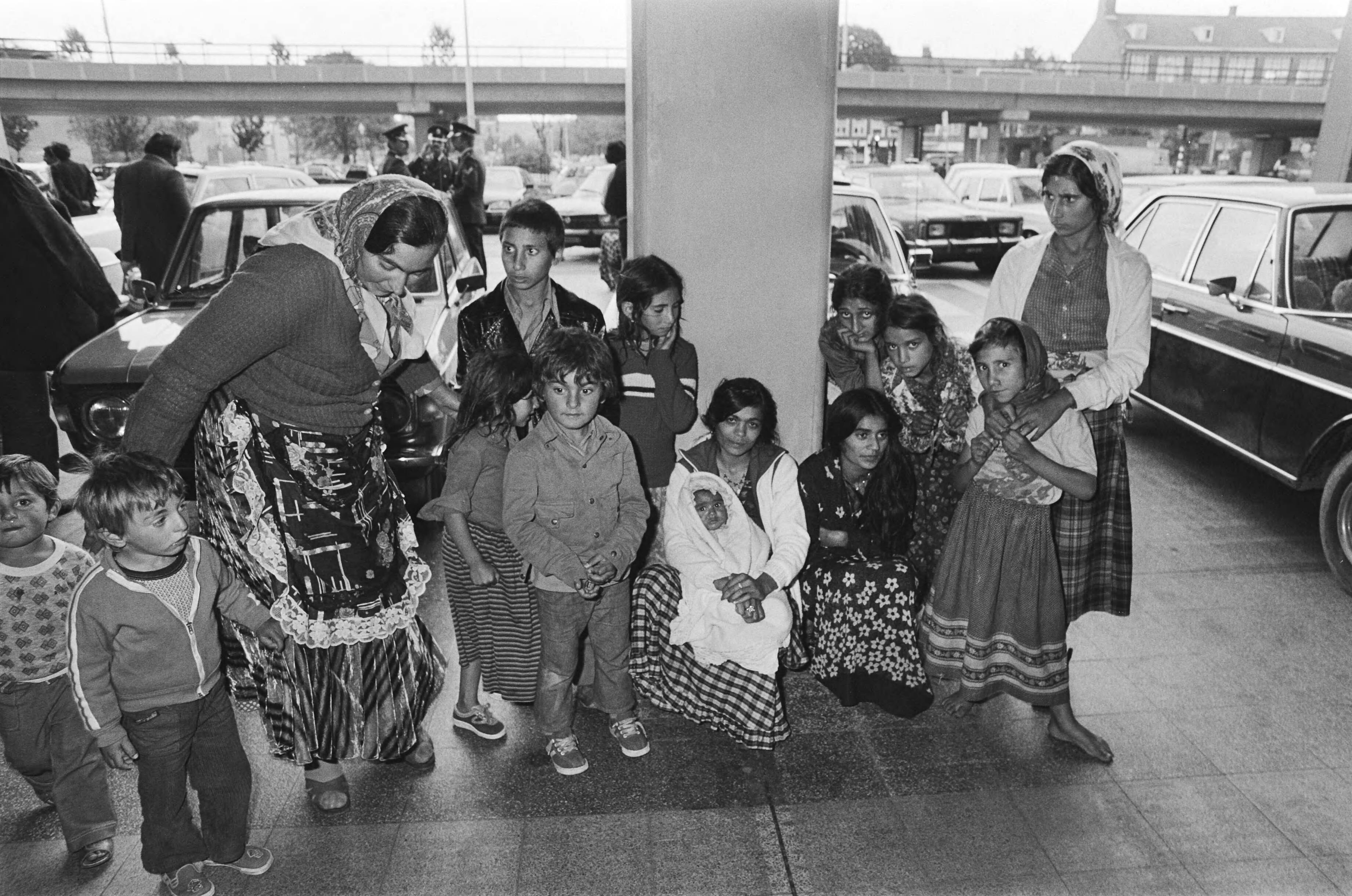 Fotocollectie Anefo — Groep zigeuners uit Almere (no. 2 o.a. Petalo) in Den Haag — Foto: Antonisse, Marcel / Anefo. Licentie: Set B: Rechtenvrij / Publiek Domein. Bron: Nationaal Archief. http://hdl.handle.net/10648/acff73dc-d0b4-102d-bcf8-003048976d84