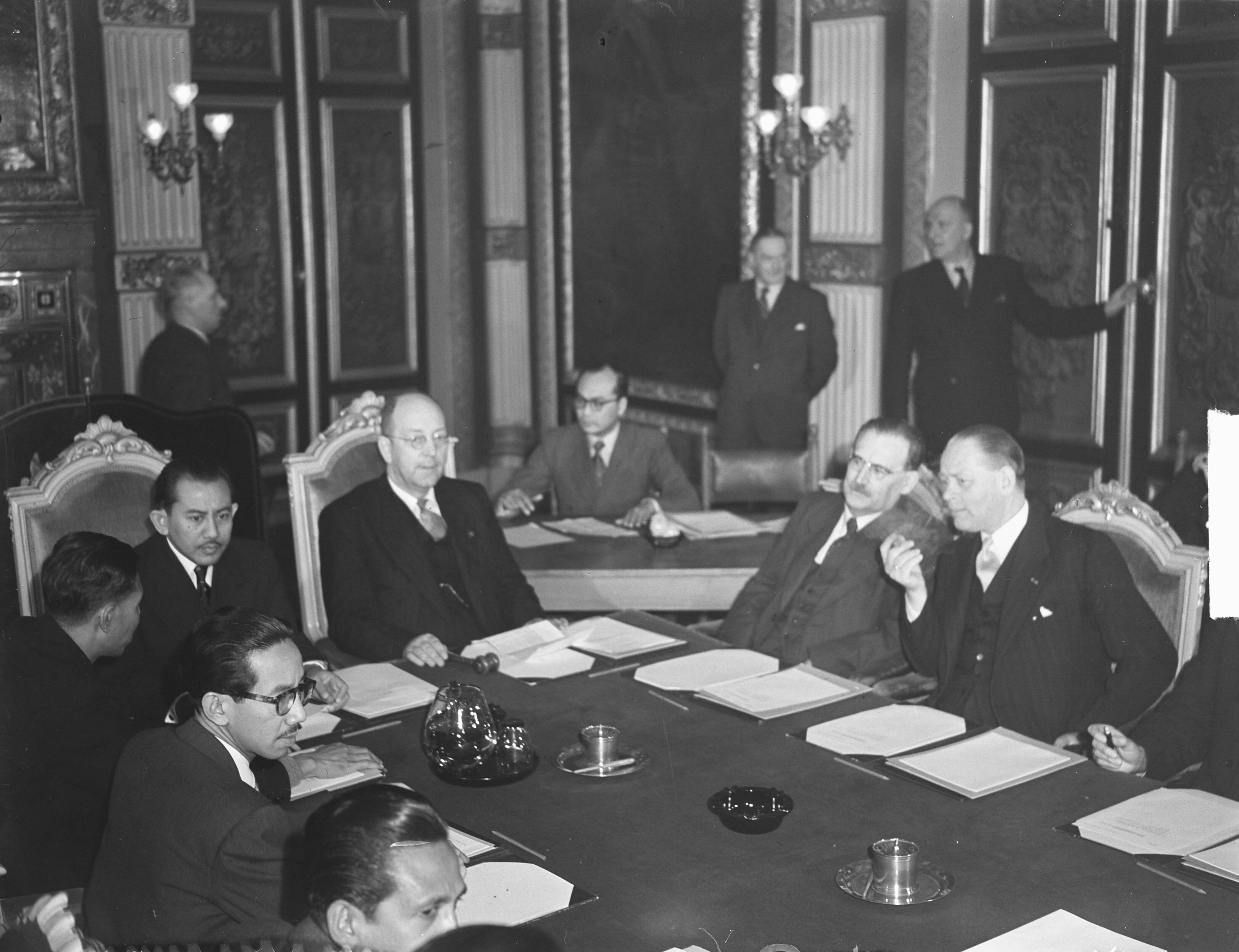Openingszitting van de Nieuw-Guinea conferentie in de Treveszaal in Den Haag — Foto: Noske, J.D. / Anefo. — Licentie: Set B: Rechtenvrij / Publiek Domein. Bron: Nationaal Archief. http://hdl.handle.net/10648/a8e310ec-d0b4-102d-bcf8-003048976d84