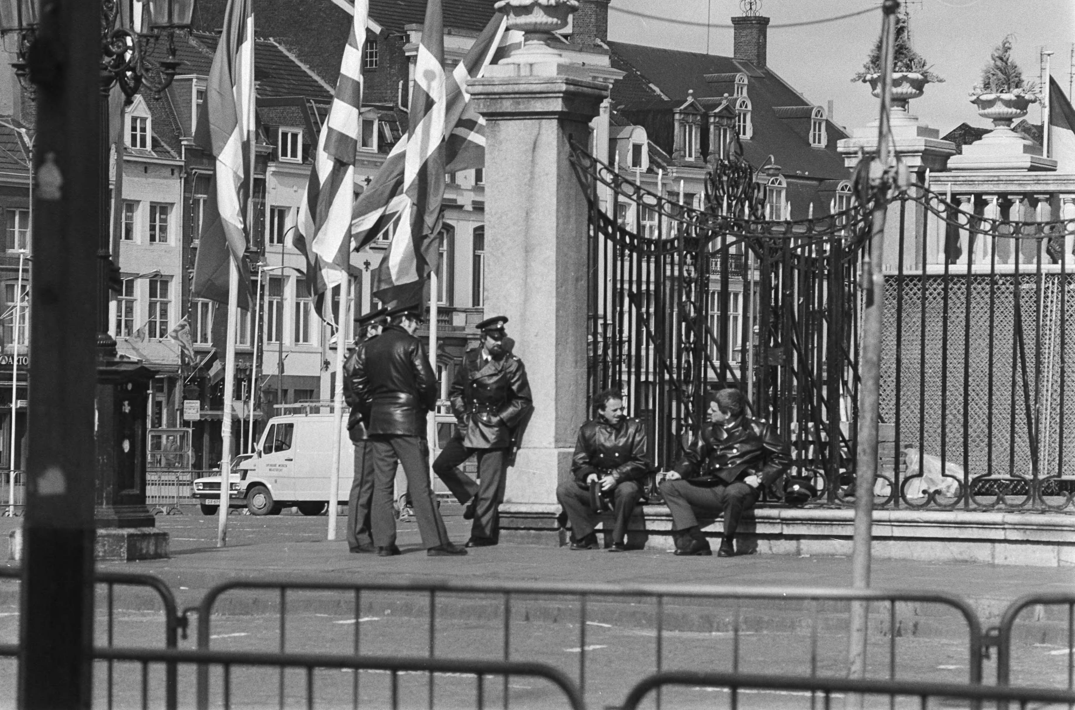 Fotocollectie Anefo — Morgen komt in Maastricht Europese Raad bijeen, Stadhuis waar conferentie gehouden wordt was vandaag al afgezet, politie-agenten voor Stadhuis — Foto: Croes, Rob C. / Anefo. Licentie: Set B: Rechtenvrij / Publiek Domein. Bron: Nationaal Archief. http://hdl.handle.net/10648/acf78ff0-d0b4-102d-bcf8-003048976d84
