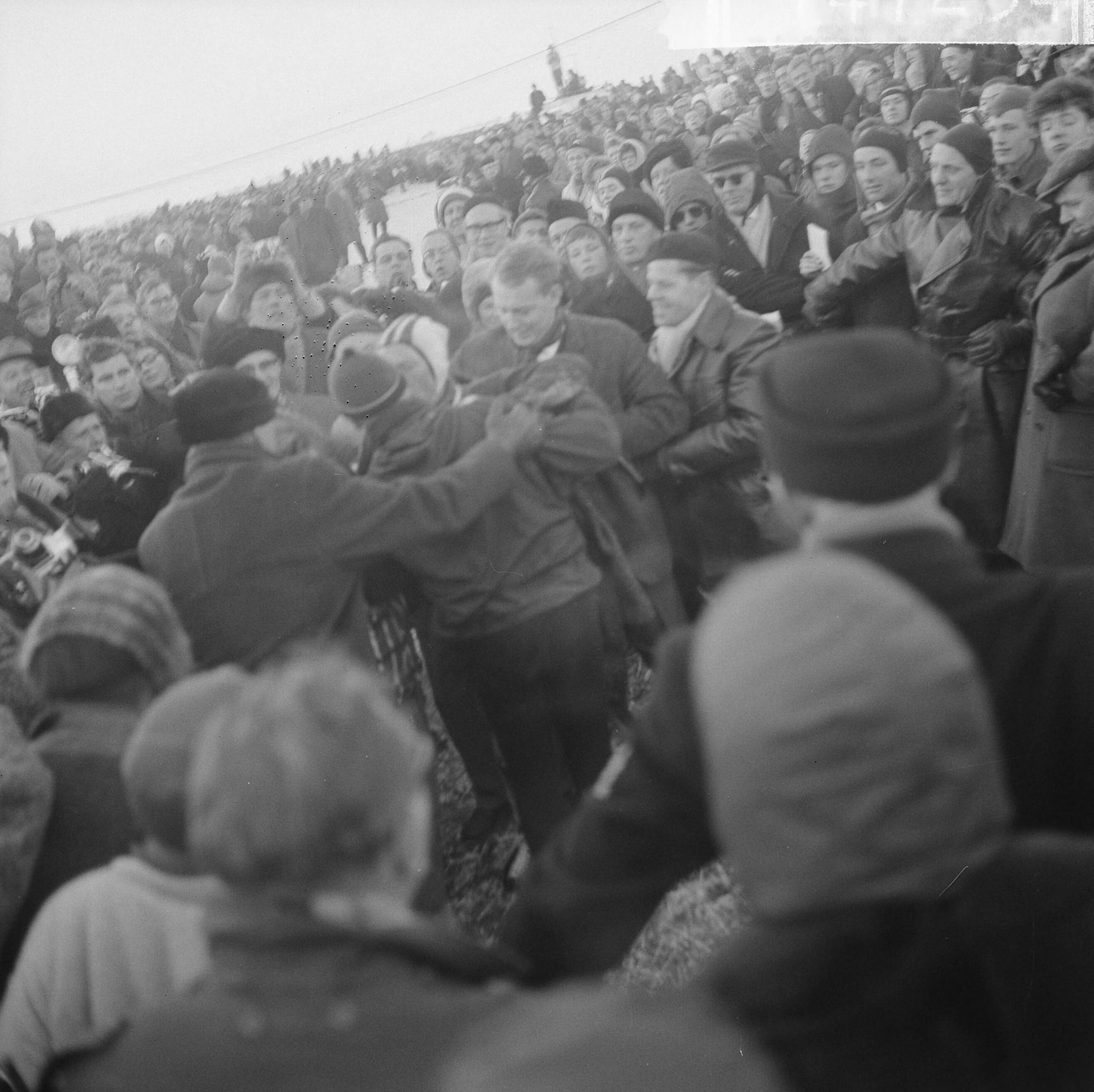 Elfstedentocht 1963 — Elfstedentocht 1963. Drukte bij de finish rond winnaar Reinier Paping — Foto: Nijs, Jac. de / Anefo. Licentie: Set B: Rechtenvrij / Publiek Domein. Bron: Nationaal Archief. http://hdl.handle.net/10648/aa26881c-d0b4-102d-bcf8-003048976d84