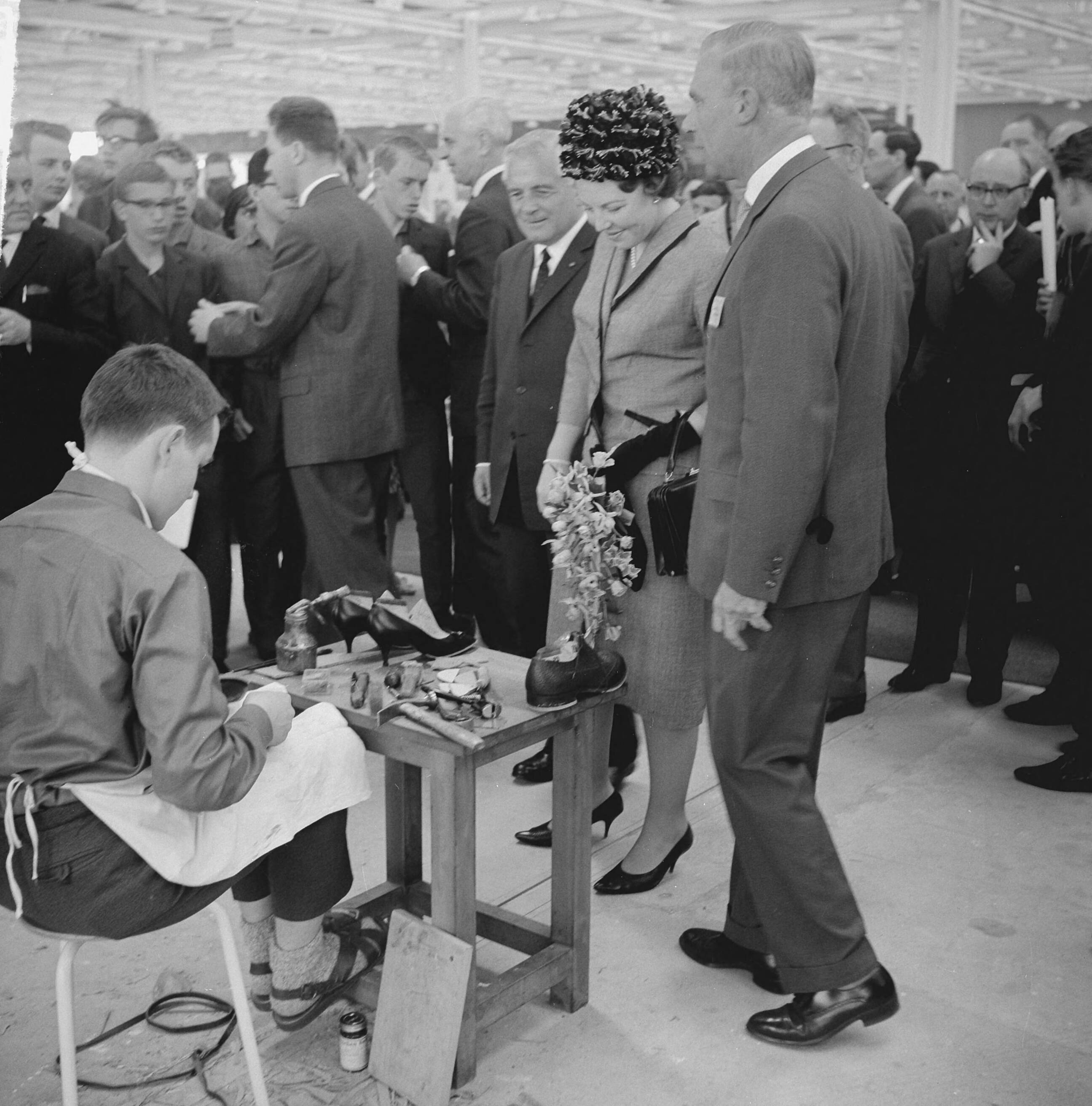 Fotocollectie Anefo — Prinses Beatrix bezocht de Nationale Beroepsmanifestatie te Utrecht — Foto: Nijs, Jac. de / Anefo. Licentie: Set B: Rechtenvrij / Publiek Domein. Bron: Nationaal Archief. http://hdl.handle.net/10648/aa35c7dc-d0b4-102d-bcf8-003048976d84