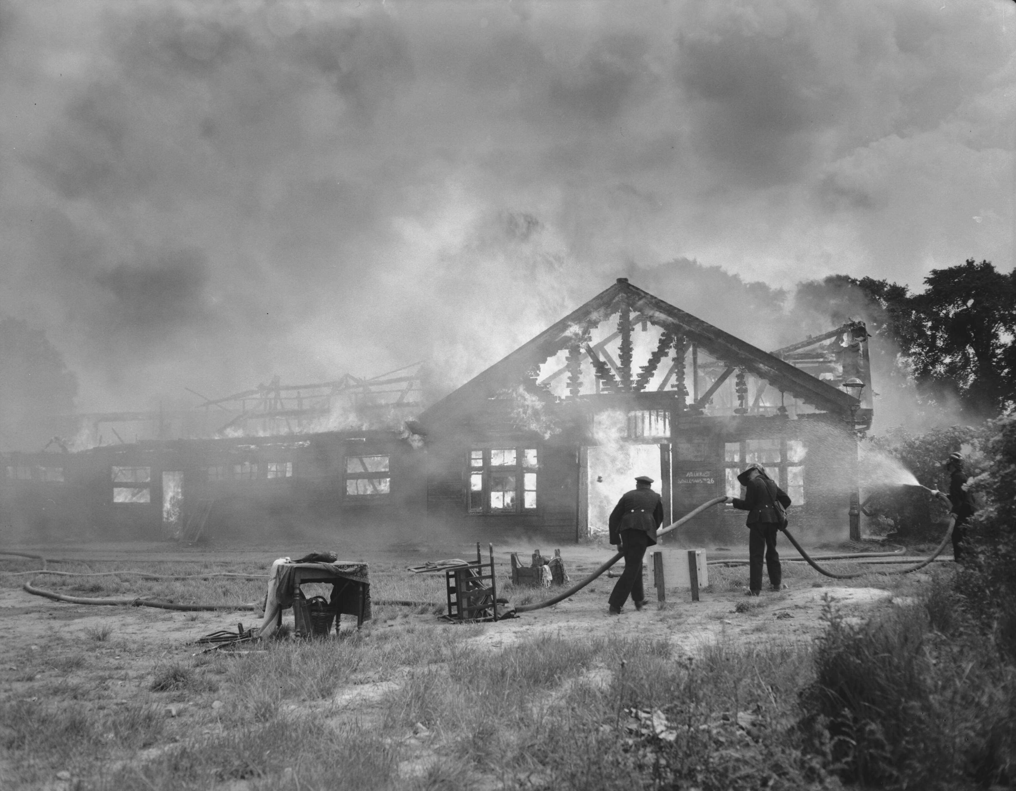 Fotocollectie Anefo — Brand in een aantal houten verenigingsgebouwen, en het bijeenkomstlokaal van het Leger des Heils, alsmede de speeltuin St. Agnes in Amsterdam-Noord — Foto: Bilsen, Joop van / Anefo. Licentie: Set B: Rechtenvrij / Publiek Domein. Bron: Nationaal Archief. http://hdl.handle.net/10648/a9b1390e-d0b4-102d-bcf8-003048976d84