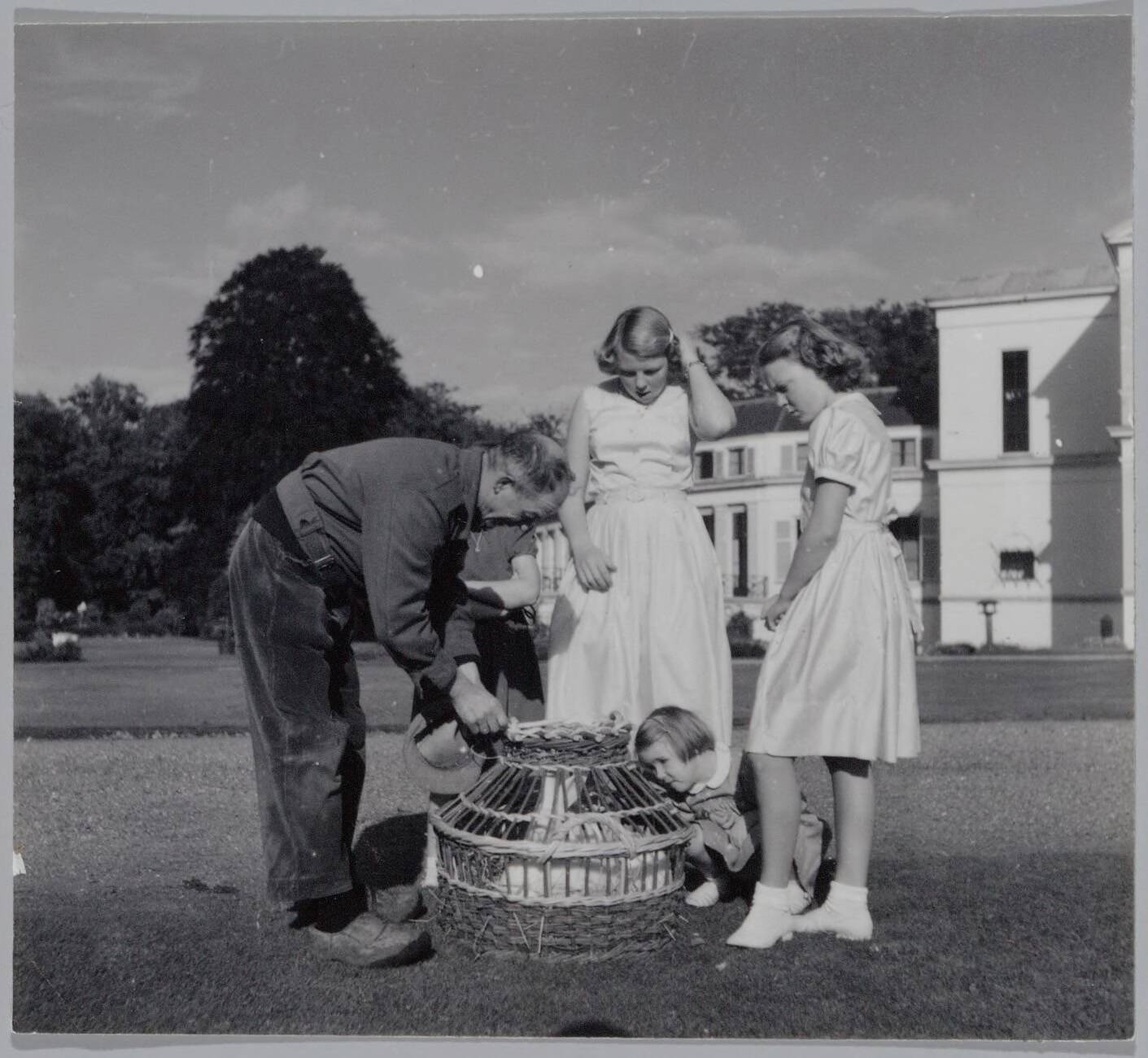 Fotocollectie RVD / Koninklijk Huis — De prinsessen Beatrix, Irene, Margriet en Marijke met een konijn bij Paleis Soestdijk — Foto: Onbekend / RVD. Licentie: Set B: Rechtenvrij / Publiek Domein. Bron: Nationaal Archief. http://hdl.handle.net/10648/afb0518c-d0b4-102d-bcf8-003048976d84