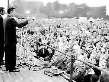 Fotocollectie Anefo — De Amerikaanse evangelist T. L. Osborn in Den Haag — Foto: Behrens, Herbert F. / Anefo. Licentie: Set B: Rechtenvrij / Publiek Domein. Bron: Nationaal Archief. http://hdl.handle.net/10648/a982e93c-d0b4-102d-bcf8-003048976d84