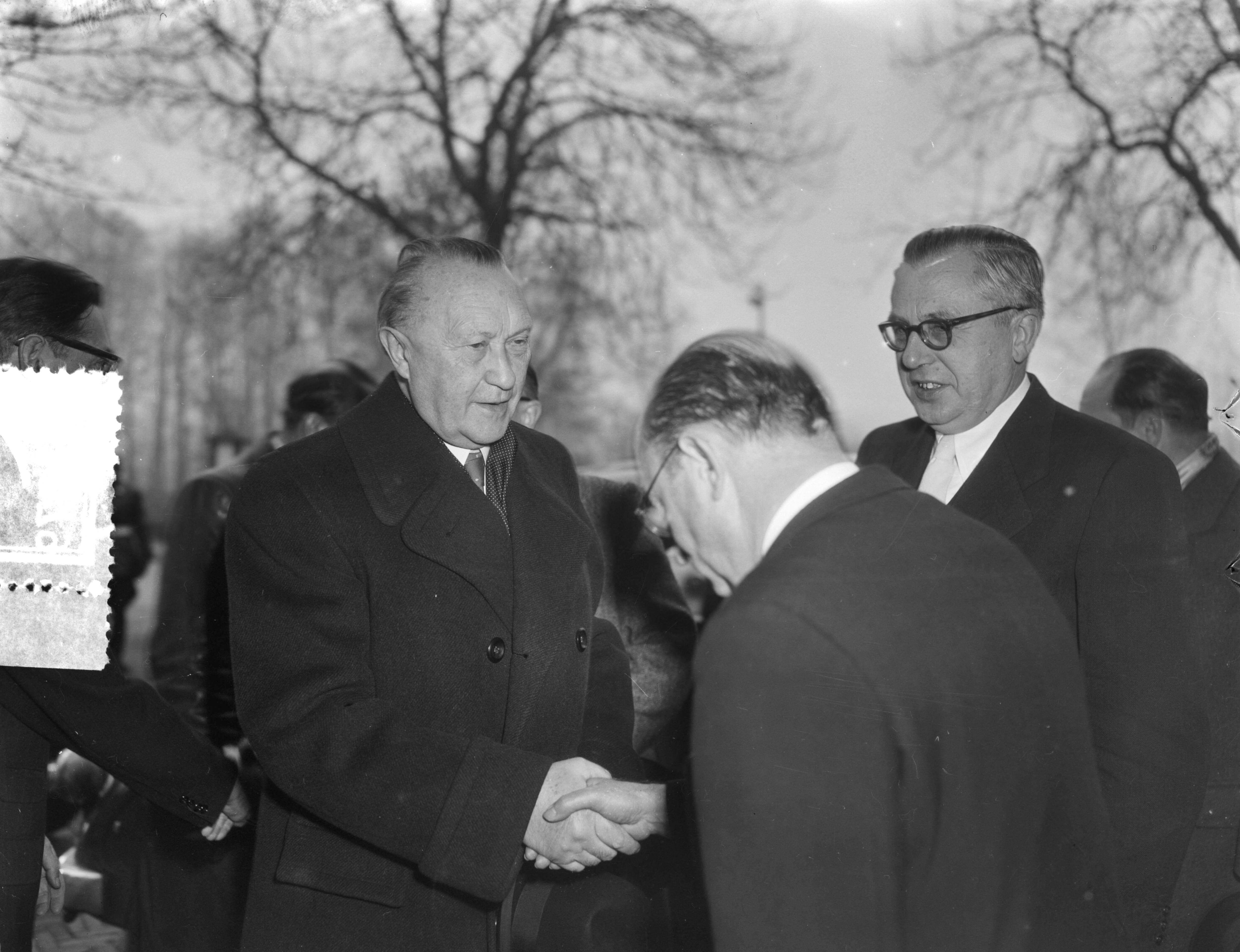 Zes landen ministersconferentie te Den Haag — Zes landen ministersconferentie te Den Haag. Aankomst van de Duitse bondskanselier Konrad Adenauer — Foto: Duinen, G.W. van / Anefo. Licentie: Set B: Rechtenvrij / Publiek Domein. Bron: Nationaal Archief. http://hdl.handle.net/10648/a9184686-d0b4-102d-bcf8-003048976d84