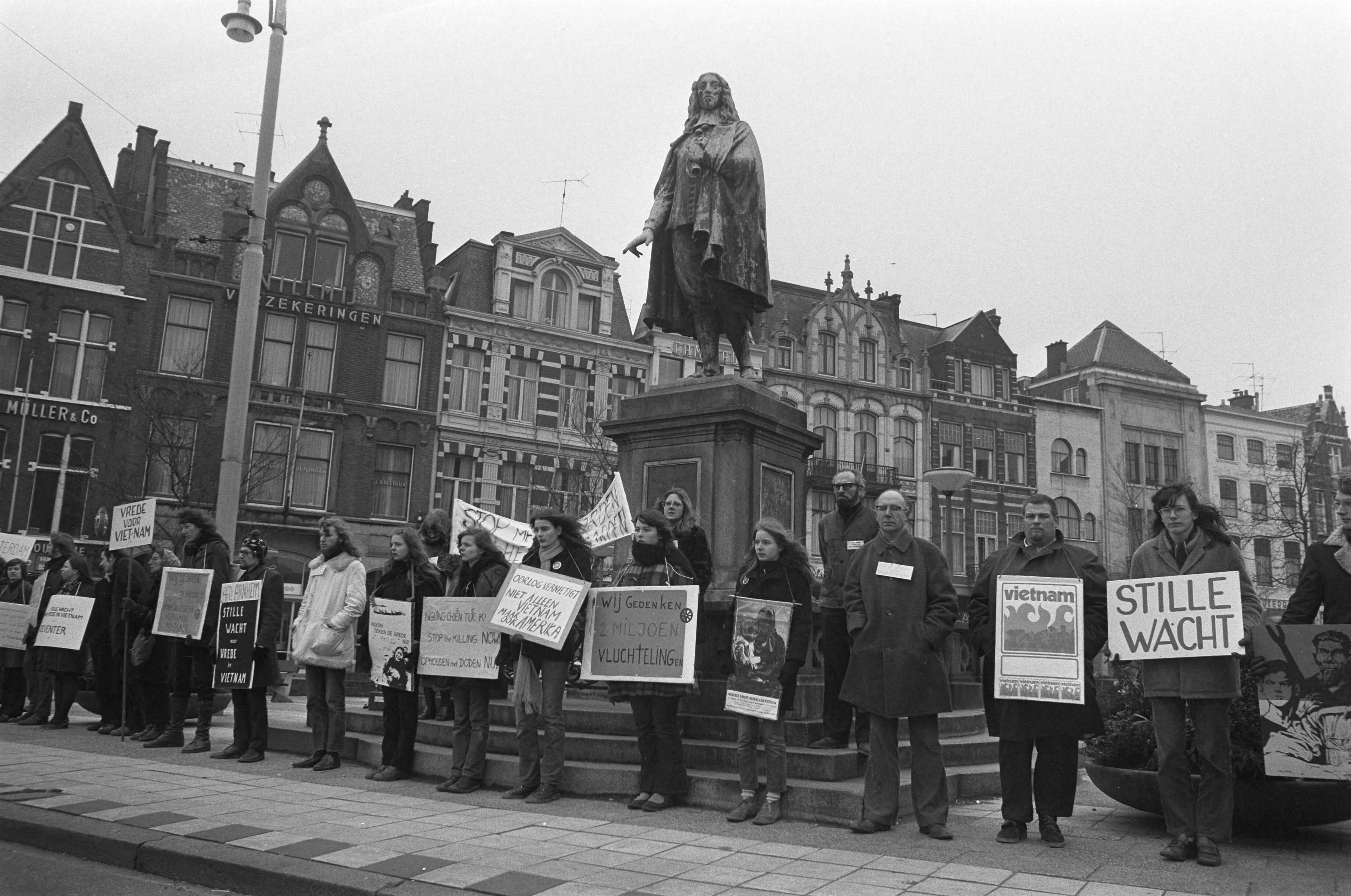 Fotocollectie Anefo — Vietnamdemonstratie in Den Haag , stille wacht bij standbeeld van Johan de Witt — Foto: Verhoeff, Bert / Anefo. Licentie: Set B: Rechtenvrij / Publiek Domein. Bron: Nationaal Archief. http://hdl.handle.net/10648/ac22c50e-d0b4-102d-bcf8-003048976d84