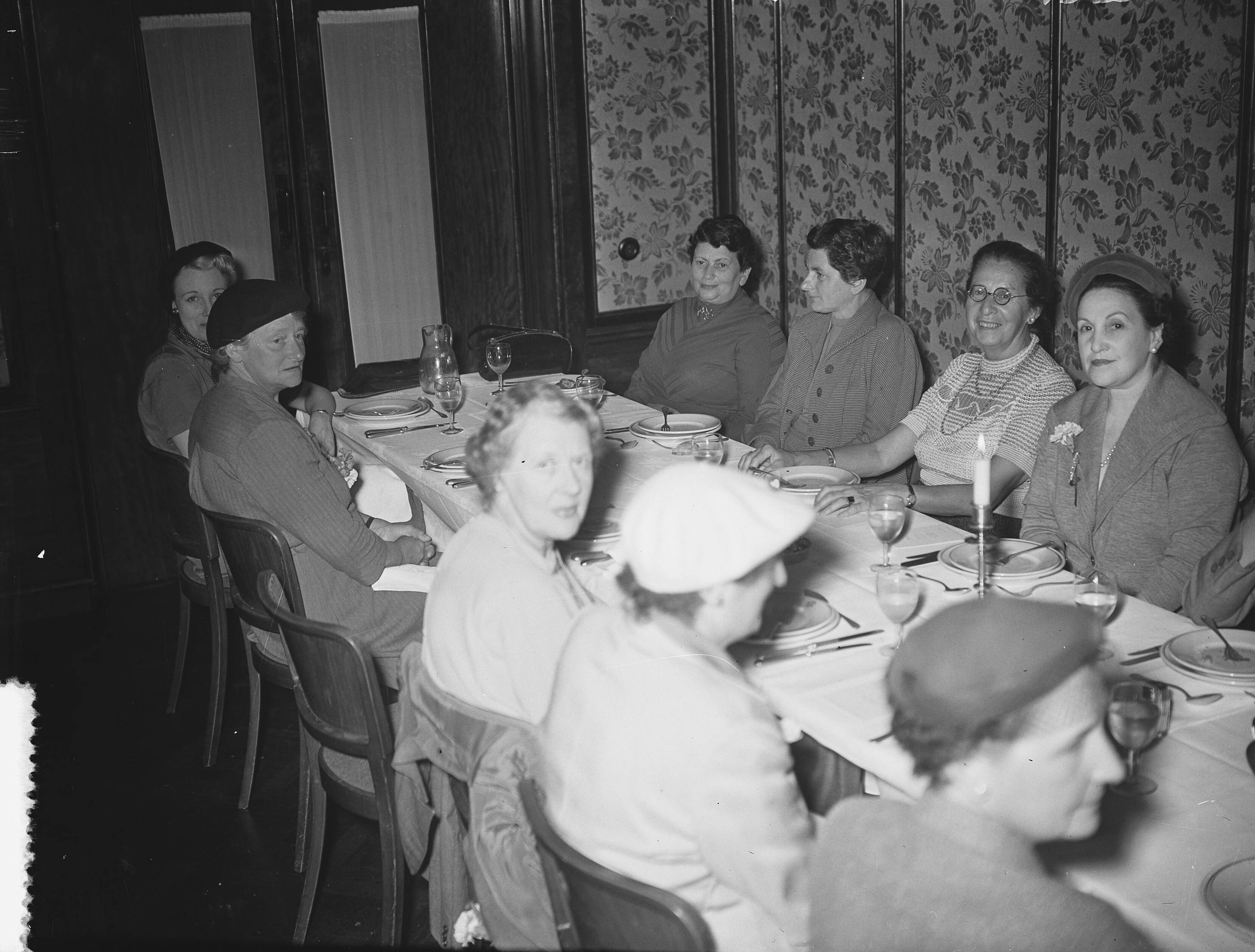 Fotocollectie Anefo — Congres van Assuradeuren te Den Haag — Foto: Bilsen, Joop van / Anefo. Licentie: Set B: Rechtenvrij / Publiek Domein. Bron: Nationaal Archief. http://hdl.handle.net/10648/a928e7ac-d0b4-102d-bcf8-003048976d84