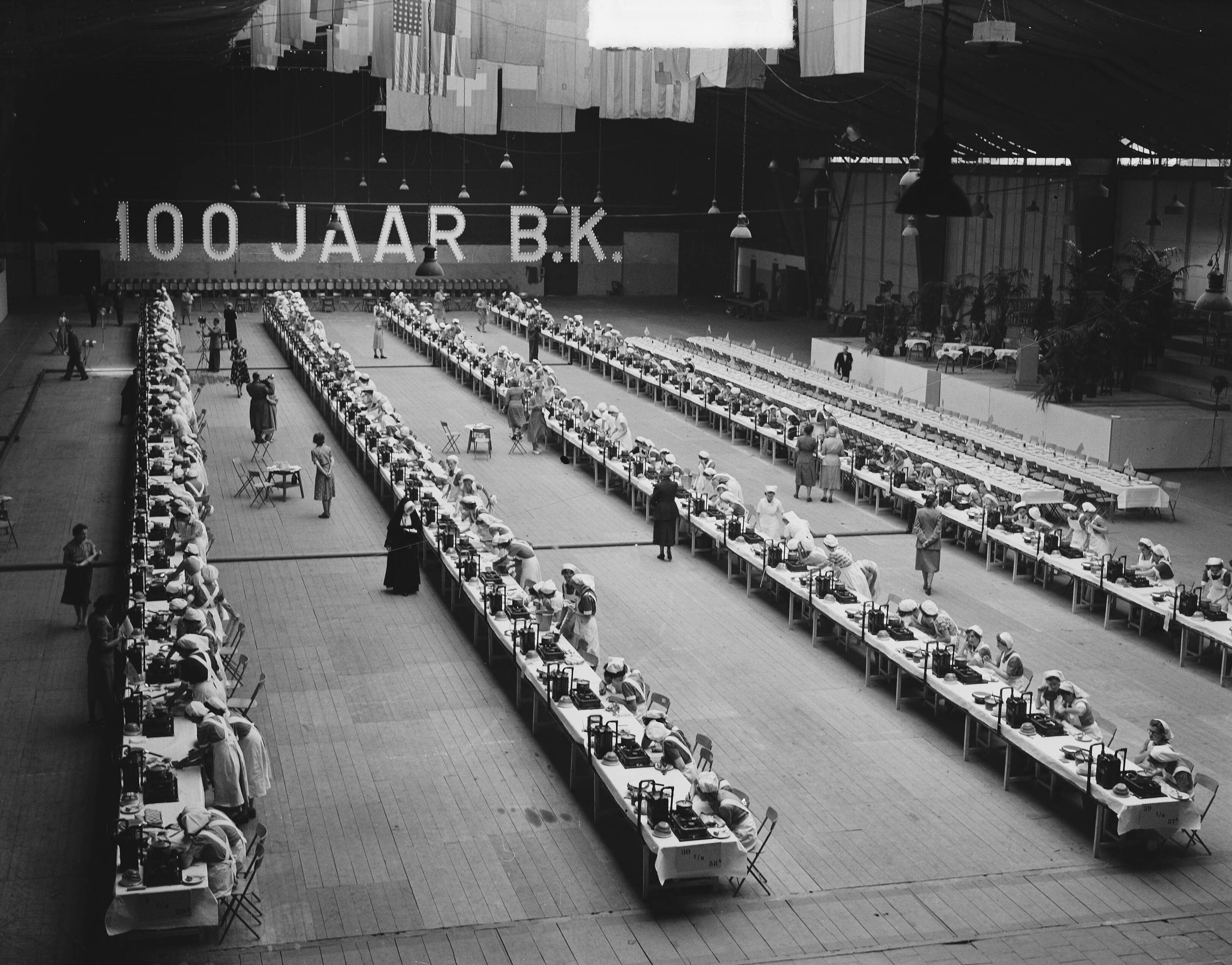 Nationale kookwedstrijd in Den Haag t.g.v. 100 jaar BK Kampen — Foto: Bilsen, Joop van / Anefo. — Licentie: Set B: Rechtenvrij / Publiek Domein. Bron: Nationaal Archief. http://hdl.handle.net/10648/a8ec4036-d0b4-102d-bcf8-003048976d84