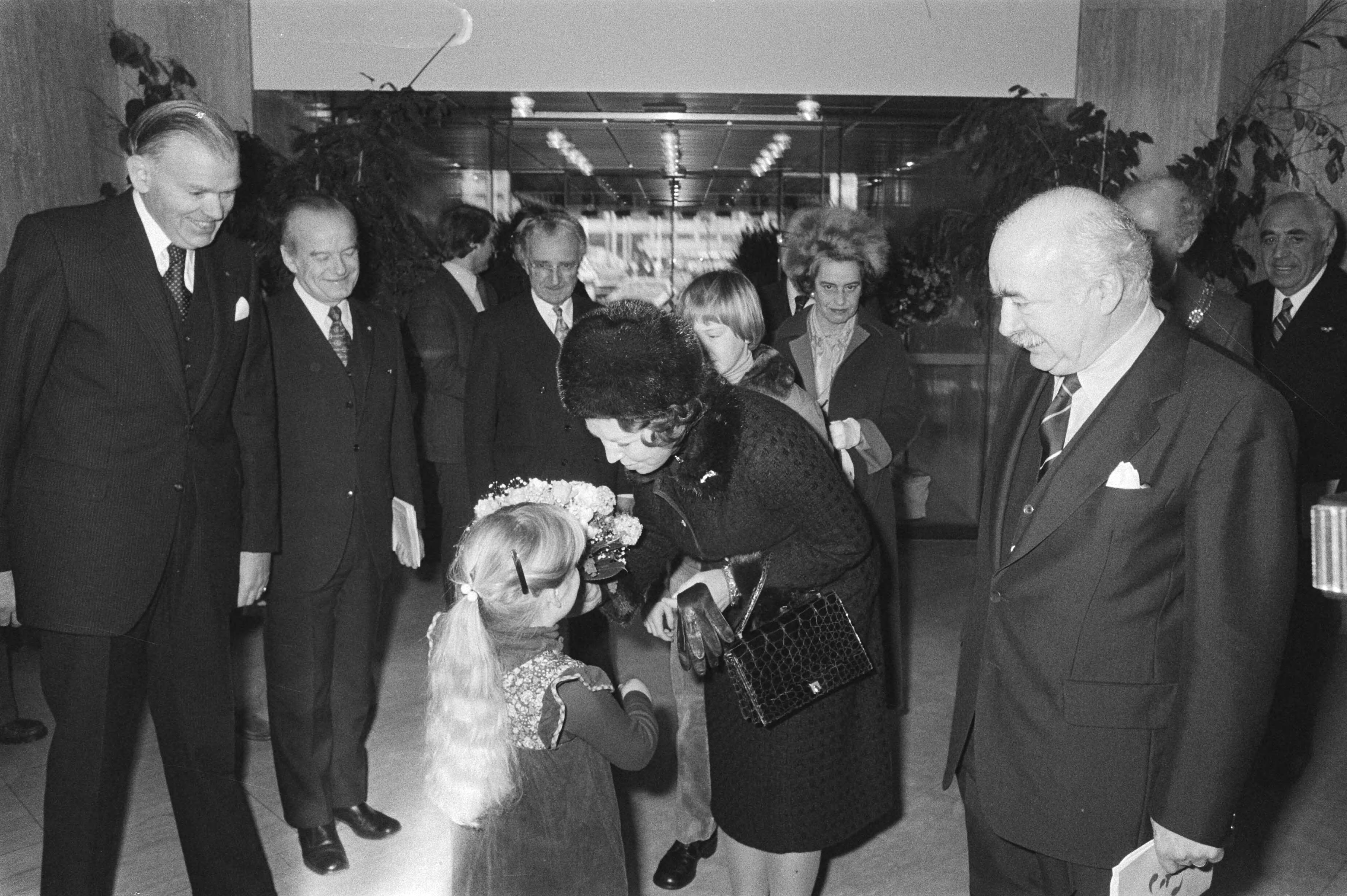 Fotocollectie Anefo — Prinses Beatrix opent tentoonstelling "Spel en Speelgoed uit de Gehele Wereld" in Babylon-complex in Den Haag — Foto: Suyk, Koen / Anefo. Licentie: Set B: Rechtenvrij / Publiek Domein. Bron: Nationaal Archief. http://hdl.handle.net/10648/acc3a4ce-d0b4-102d-bcf8-003048976d84
