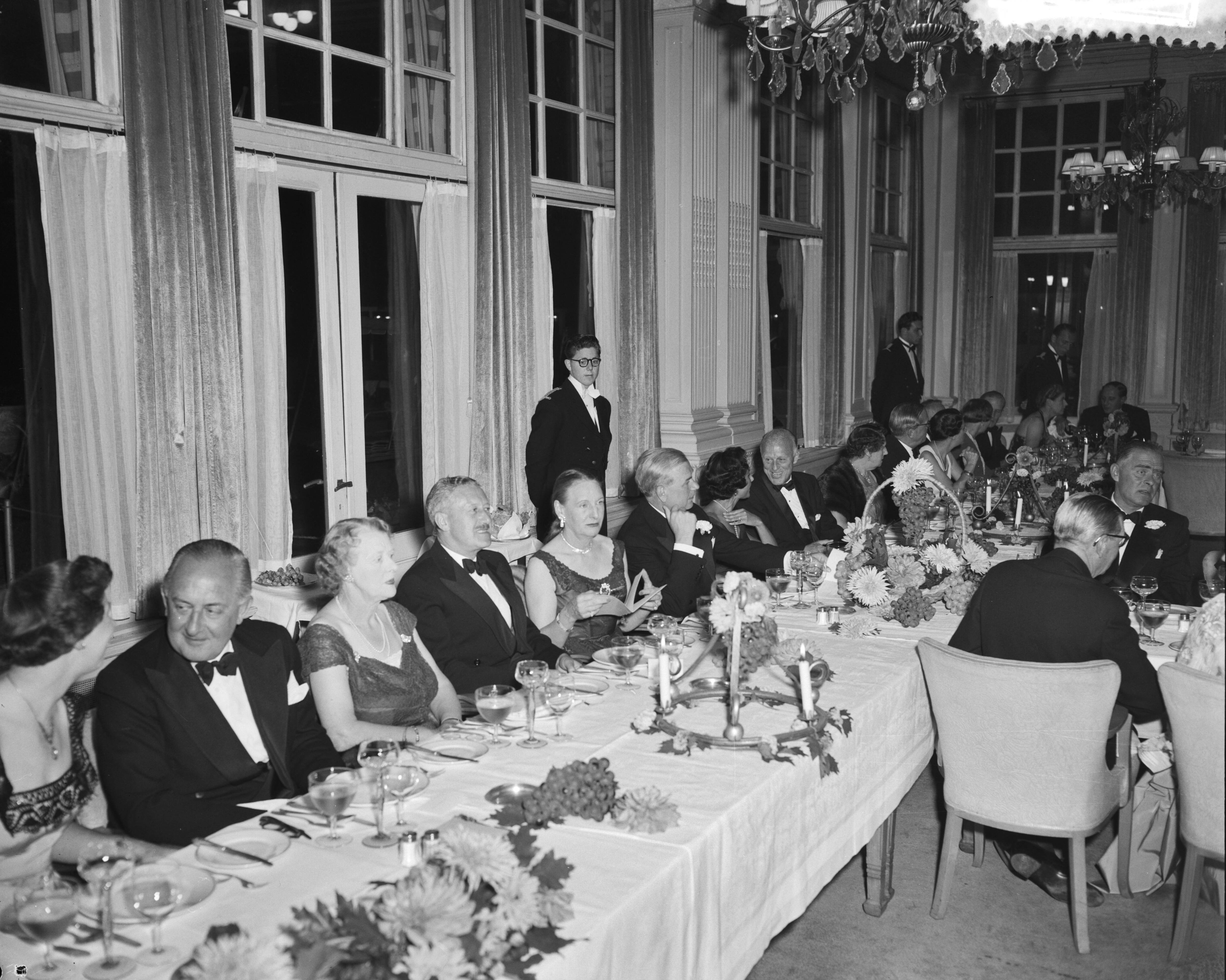 Fotocollectie Anefo — Assuradeuren Congres Den Haag , diner — Foto: Meijer, T.A. / Anefo. Licentie: Set B: Rechtenvrij / Publiek Domein. Bron: Nationaal Archief. http://hdl.handle.net/10648/a9293306-d0b4-102d-bcf8-003048976d84