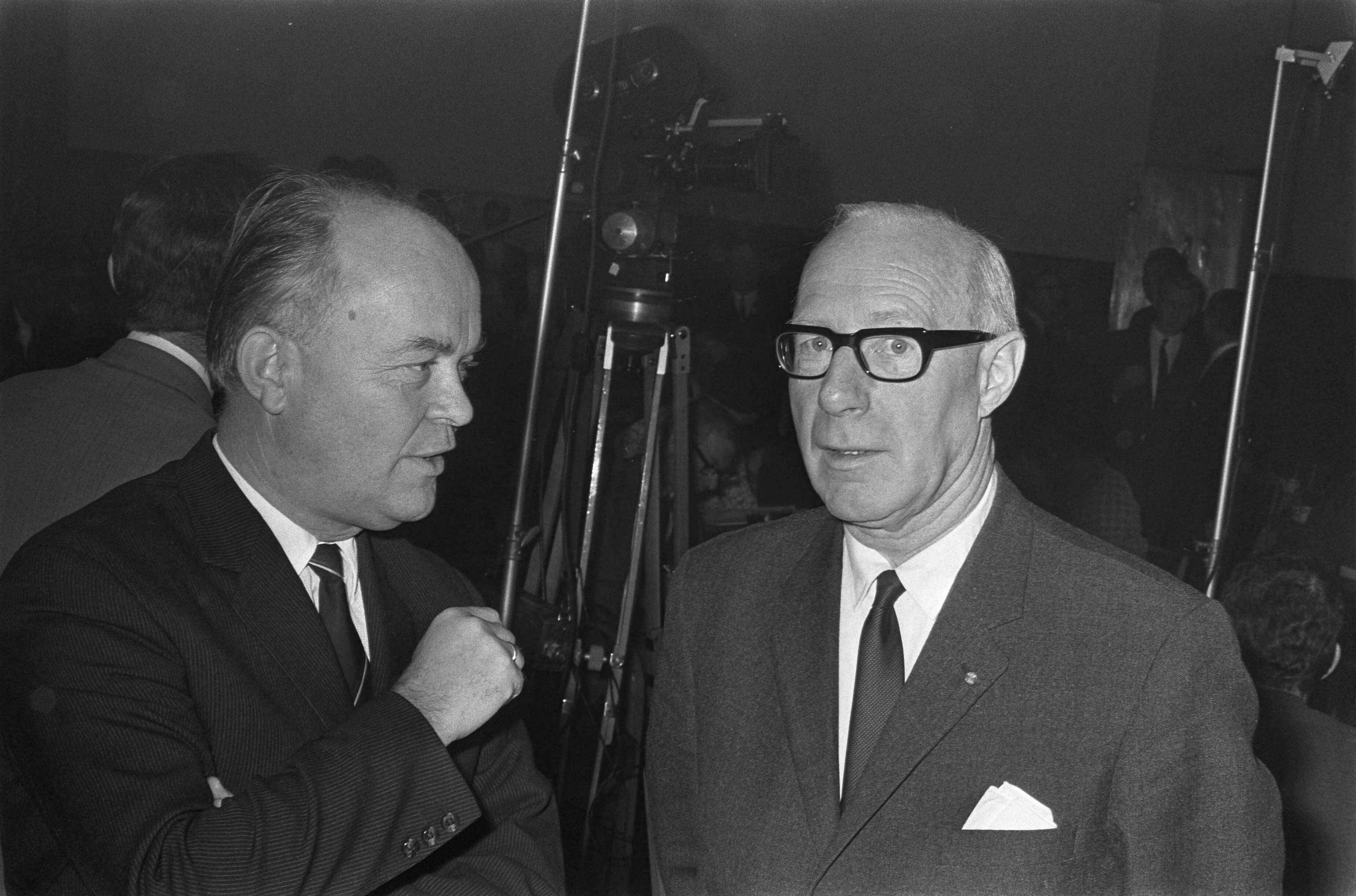 Fotocollectie Anefo — Vergadering Unieraad CHU in het gebouw van K. en W. Utrecht. Nummer 8 Links dr. C. Blankesteyn , rechts Tilanus — Foto: Evers, Joost / Anefo. Licentie: Set B: Rechtenvrij / Publiek Domein. Bron: Nationaal Archief. http://hdl.handle.net/10648/ab819c42-d0b4-102d-bcf8-003048976d84