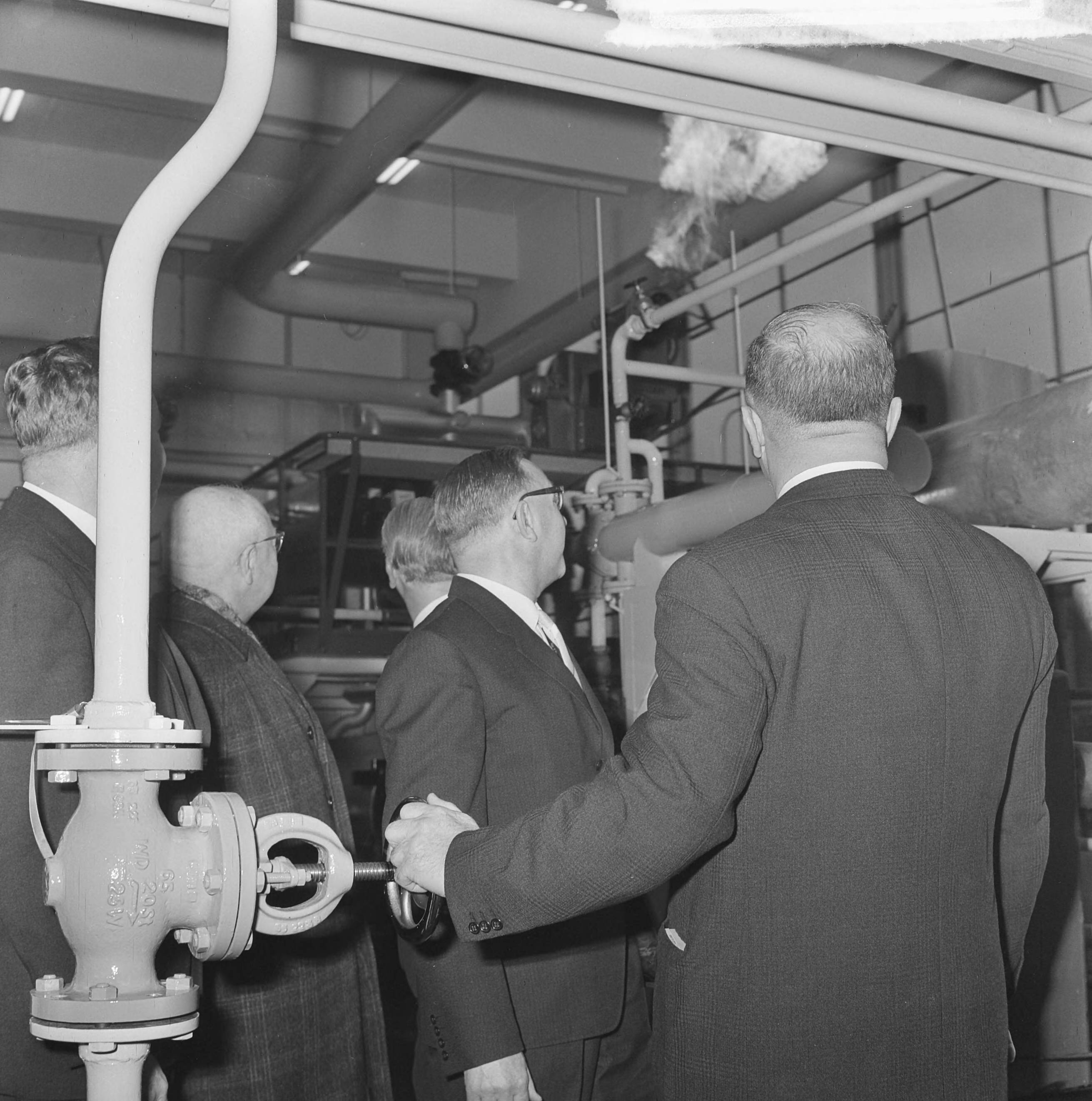 Fotocollectie Anefo — Gas voor Rijswijk, burgemeester drs. A.Th. Bogaardt (r.) draait afsluiter open — Foto: Koch, Eric / Anefo. Licentie: Set B: Rechtenvrij / Publiek Domein. Bron: Nationaal Archief. http://hdl.handle.net/10648/aa841716-d0b4-102d-bcf8-003048976d84